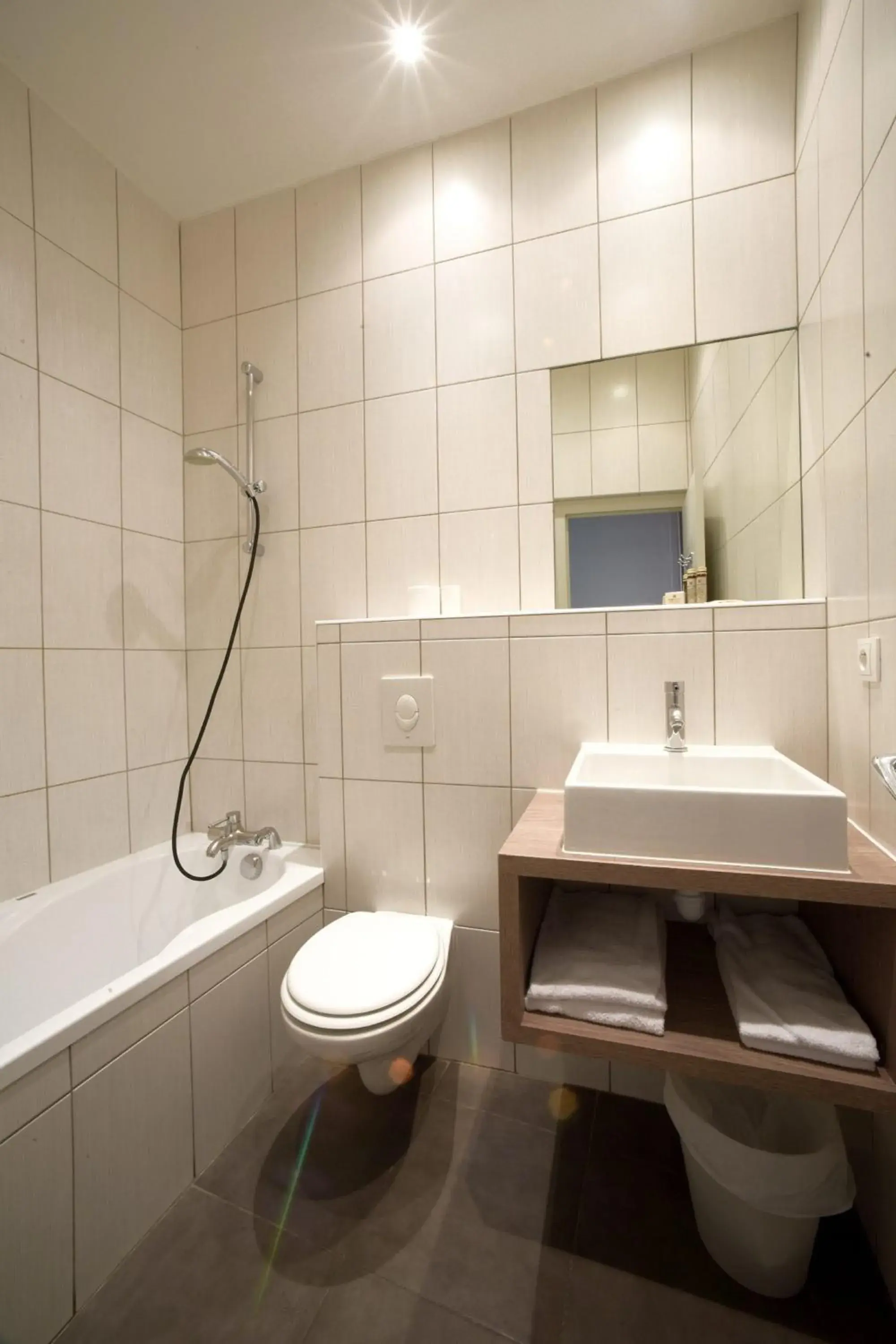 Triple Room in Hotelo Lyon Charité Triple Room in Hotelo Lyon Charité