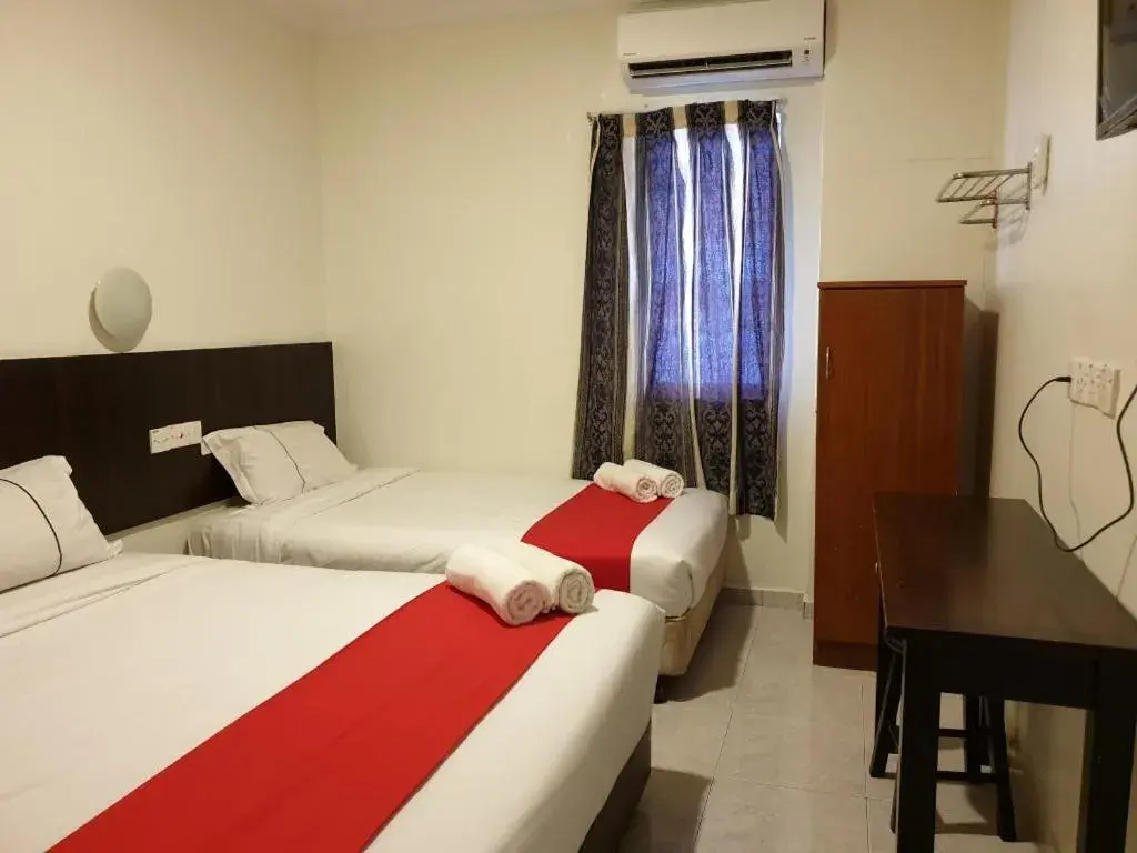 Superior Triple Room in Fully Hotel Desa Tebrau Superior Triple Room in Fully Hotel Desa Tebrau