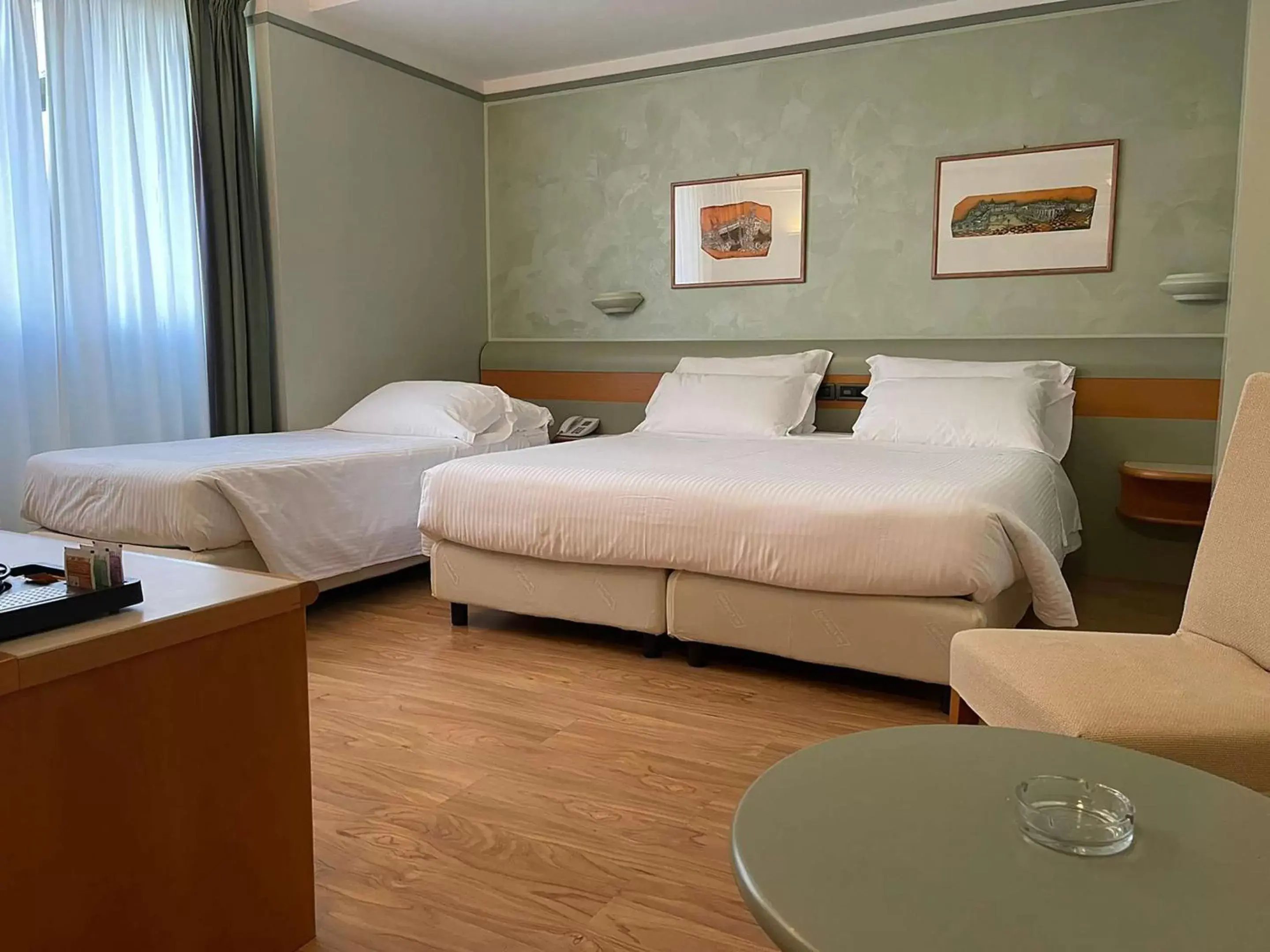 Queen Room with One Queen Bed and One Single Bed - Accessible Bathroom/Non-Smoking in Hotel Leonardo da Vinci Queen Room with One Queen Bed and One Single Bed - Accessible Bathroom/Non-Smoking in Hotel Leonardo da Vinci