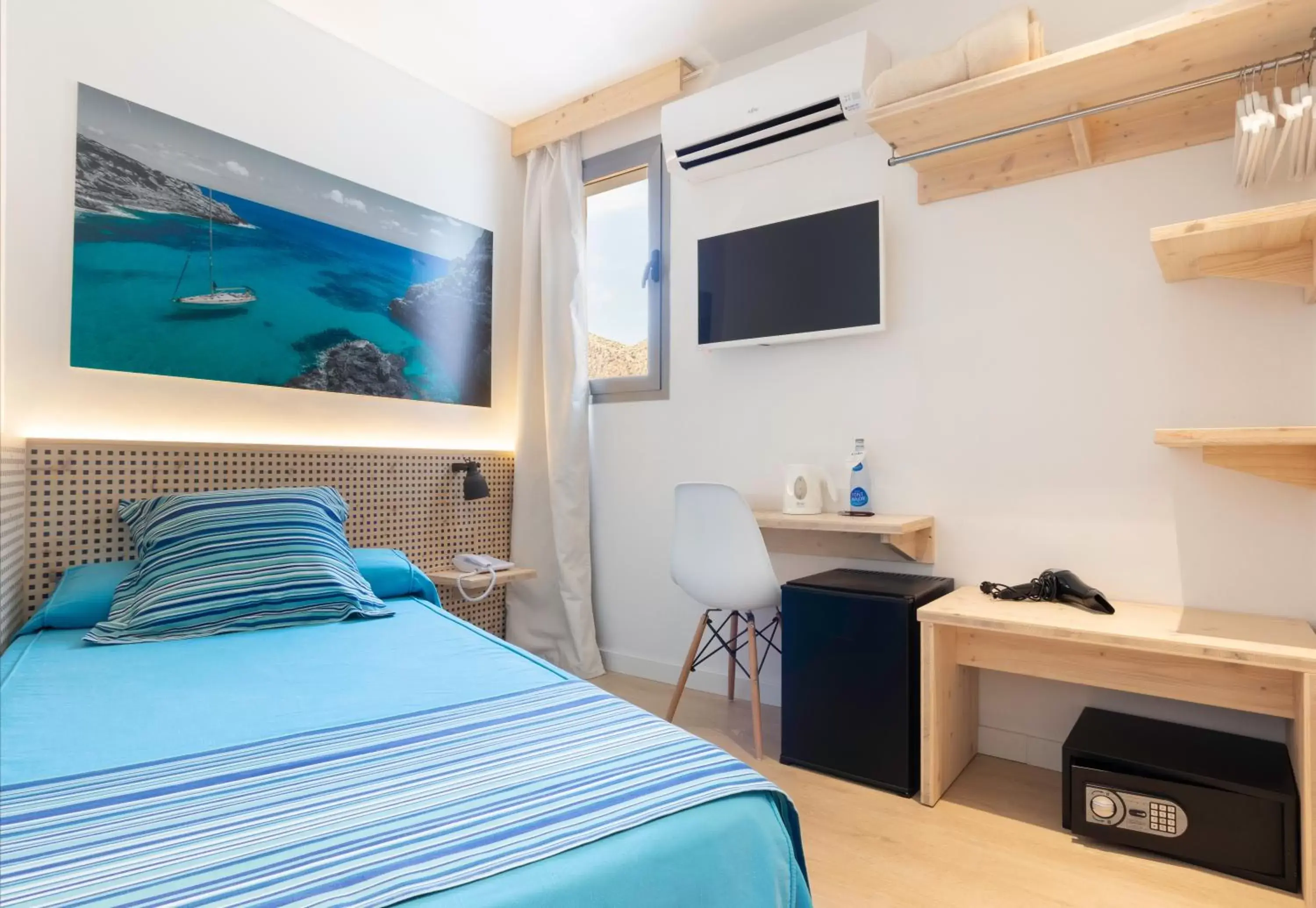 Interior Small Single Room in Hotel Eolo Interior Small Single Room in Hotel Eolo