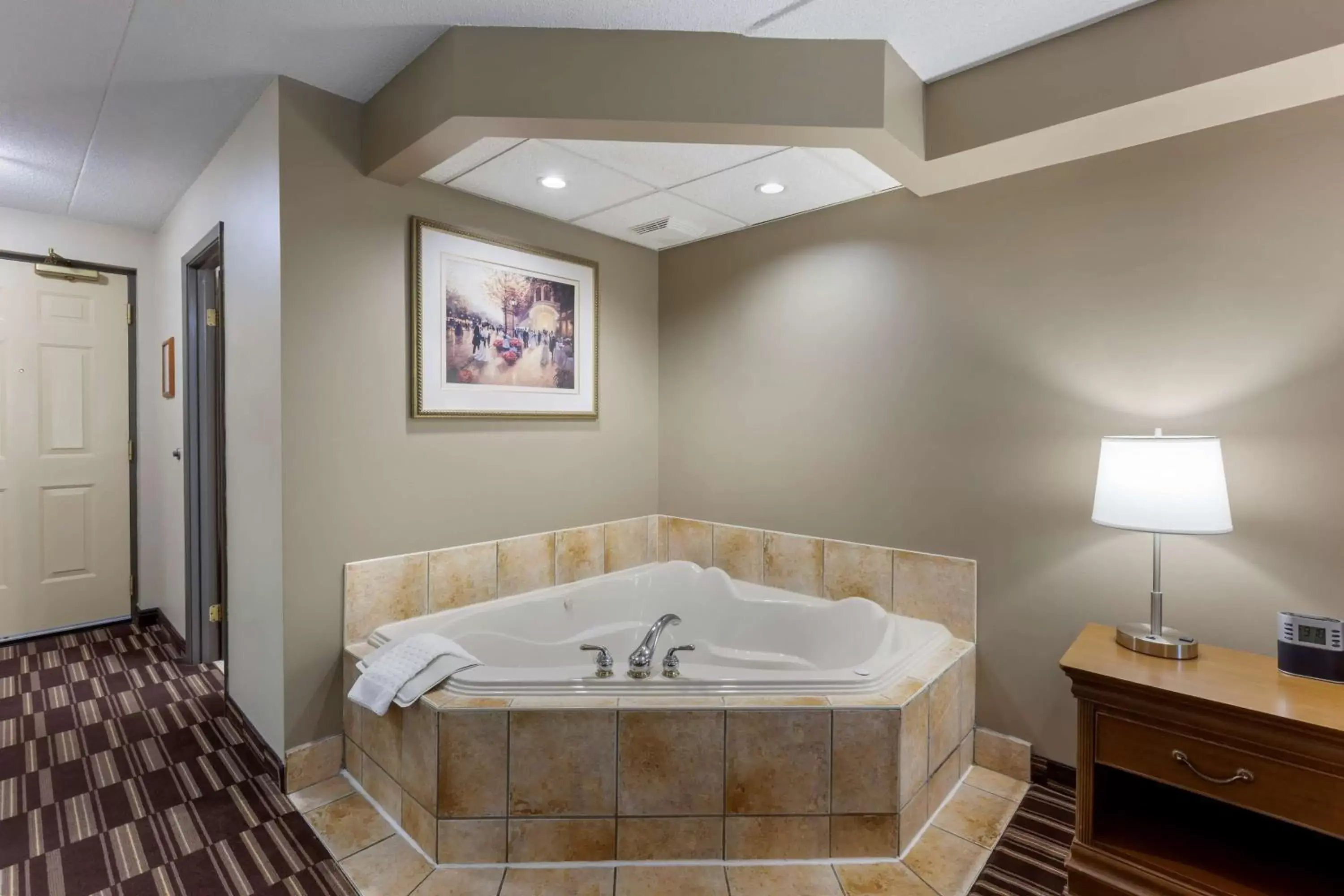 King Room with Fireplace and Spa Bath in Best Western Plus Orillia Hotel King Room with Fireplace and Spa Bath in Best Western Plus Orillia Hotel