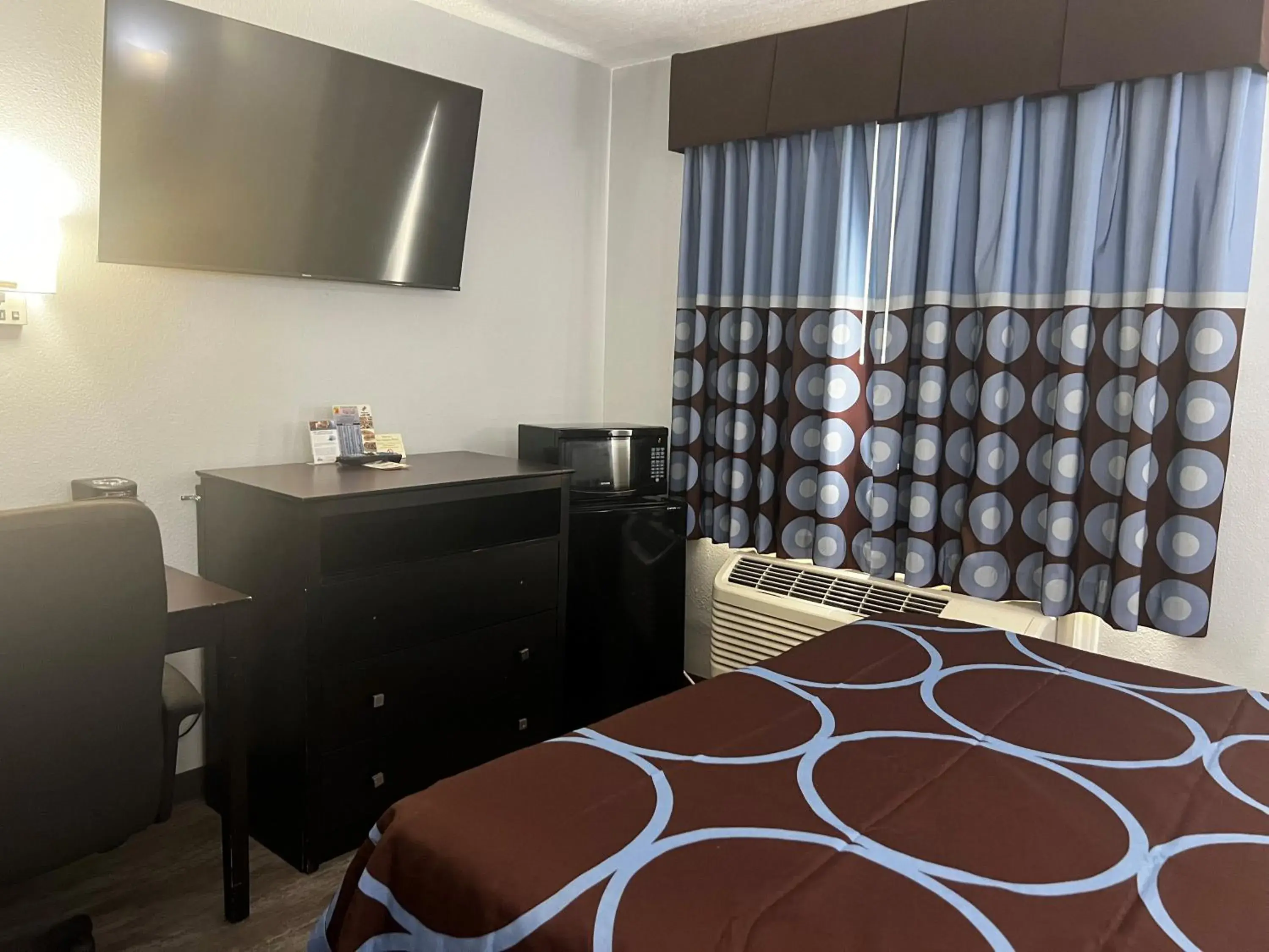 1 Queen Bed Mobility Accessible Room Non-Smoking in Super 8 by Wyndham Cleveland TX 1 Queen Bed Mobility Accessible Room Non-Smoking in Super 8 by Wyndham Cleveland TX