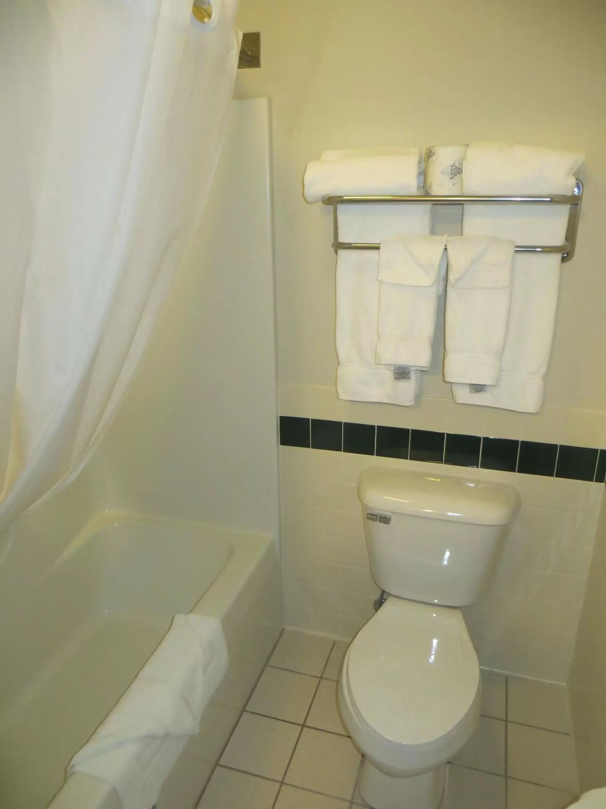 Queen Room - Non-Smoking in AmericInn by Wyndham Manitowoc Queen Room - Non-Smoking in AmericInn by Wyndham Manitowoc