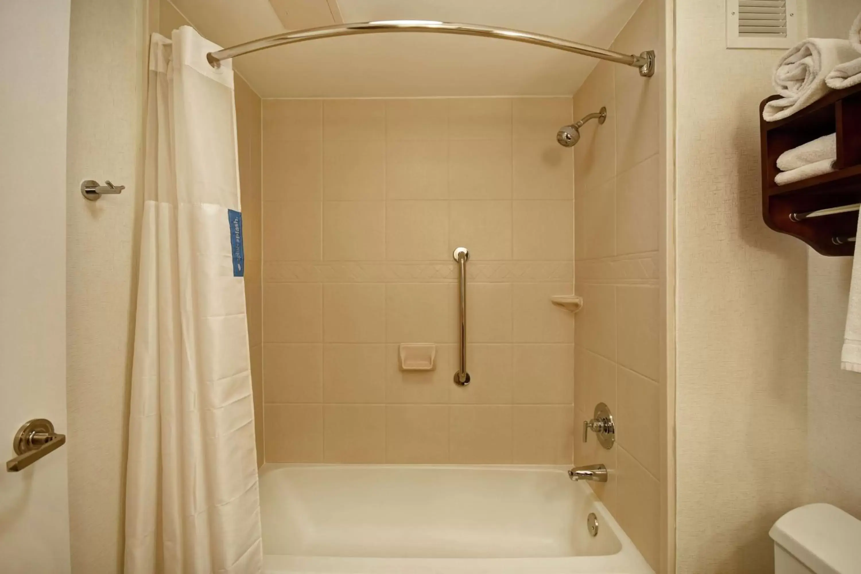 Double Room with Tub - Mobility Accessible/Non-Smoking in Hampton Inn Overland Park Double Room with Tub - Mobility Accessible/Non-Smoking in Hampton Inn Overland Park