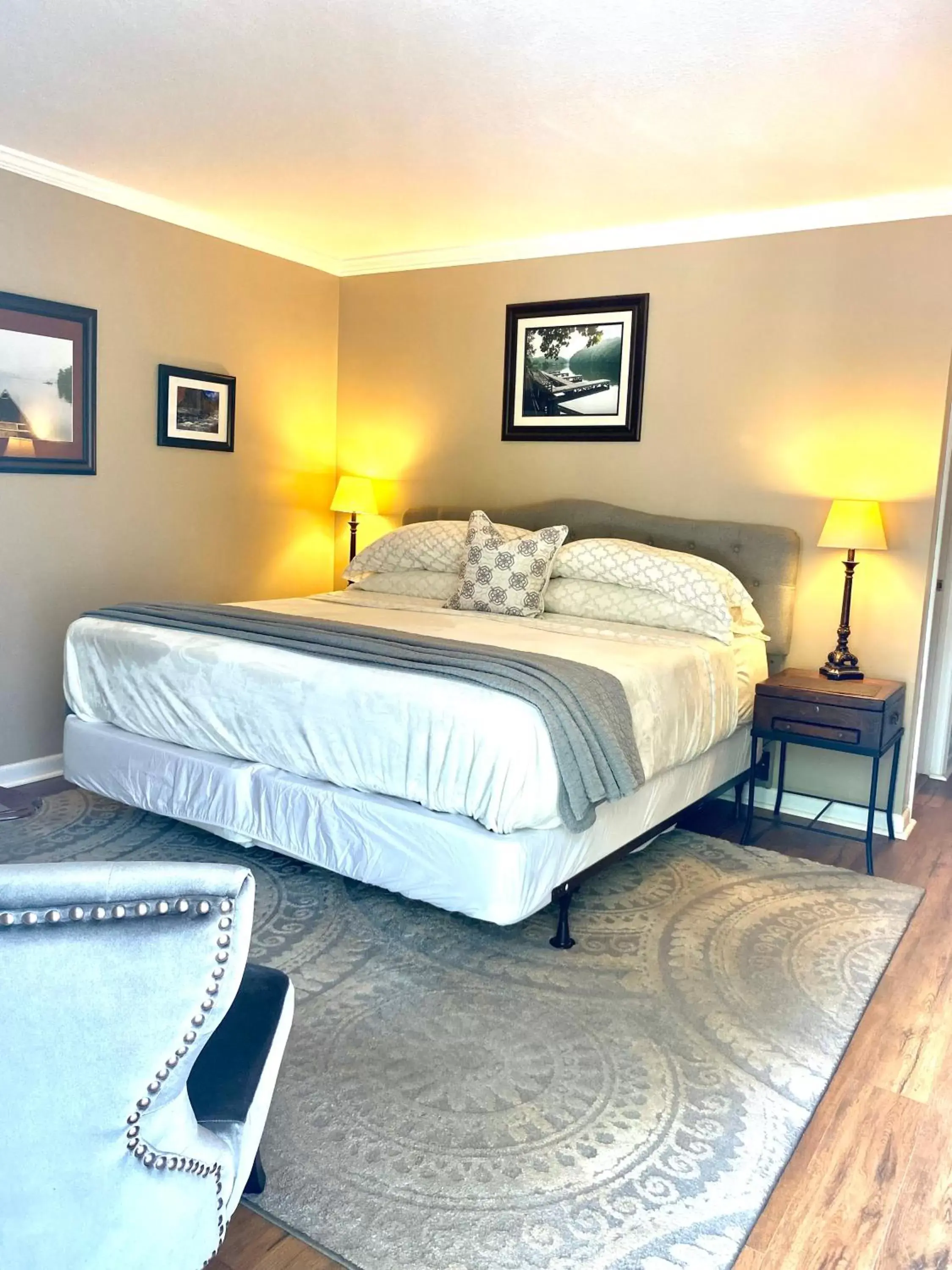 Deluxe King Suite in Grafton Lodge Deluxe King Suite in Grafton Lodge