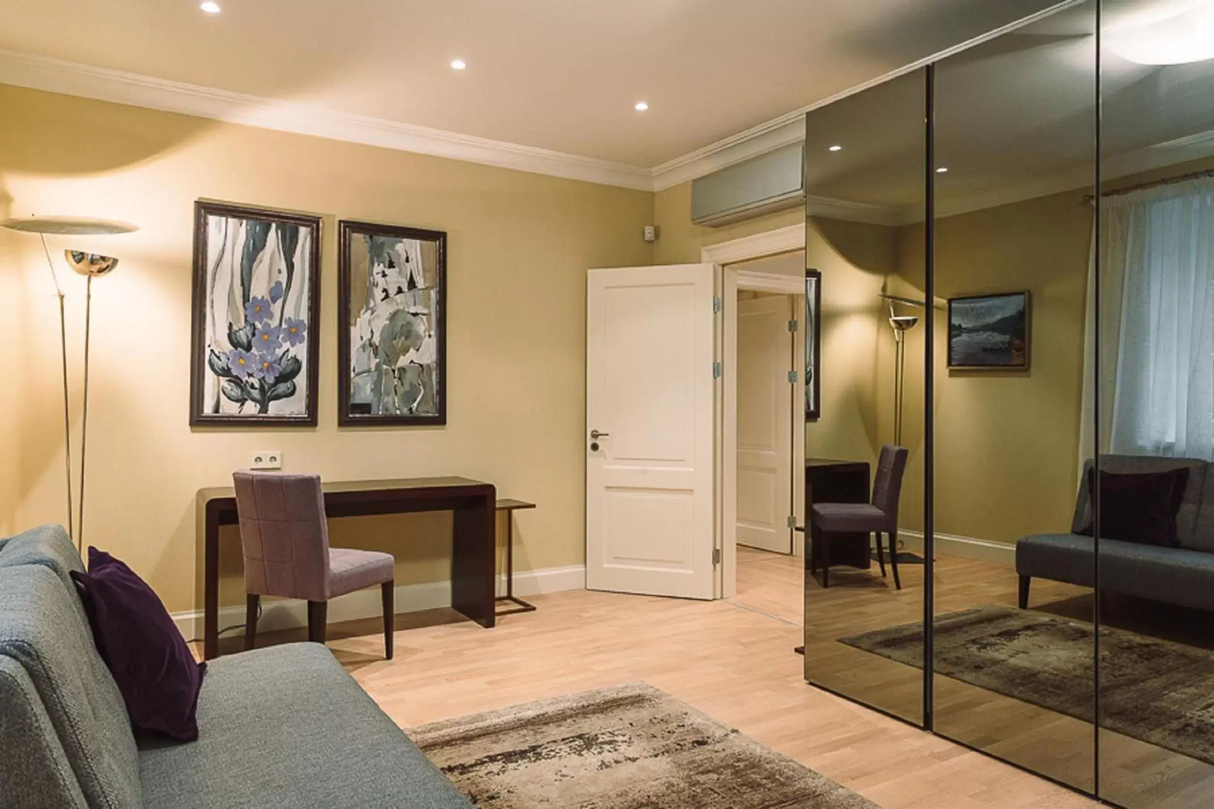 Three-Bedroom Apartment with Balcony in Wooden Villa APARTMENTS Three-Bedroom Apartment with Balcony in Wooden Villa APARTMENTS