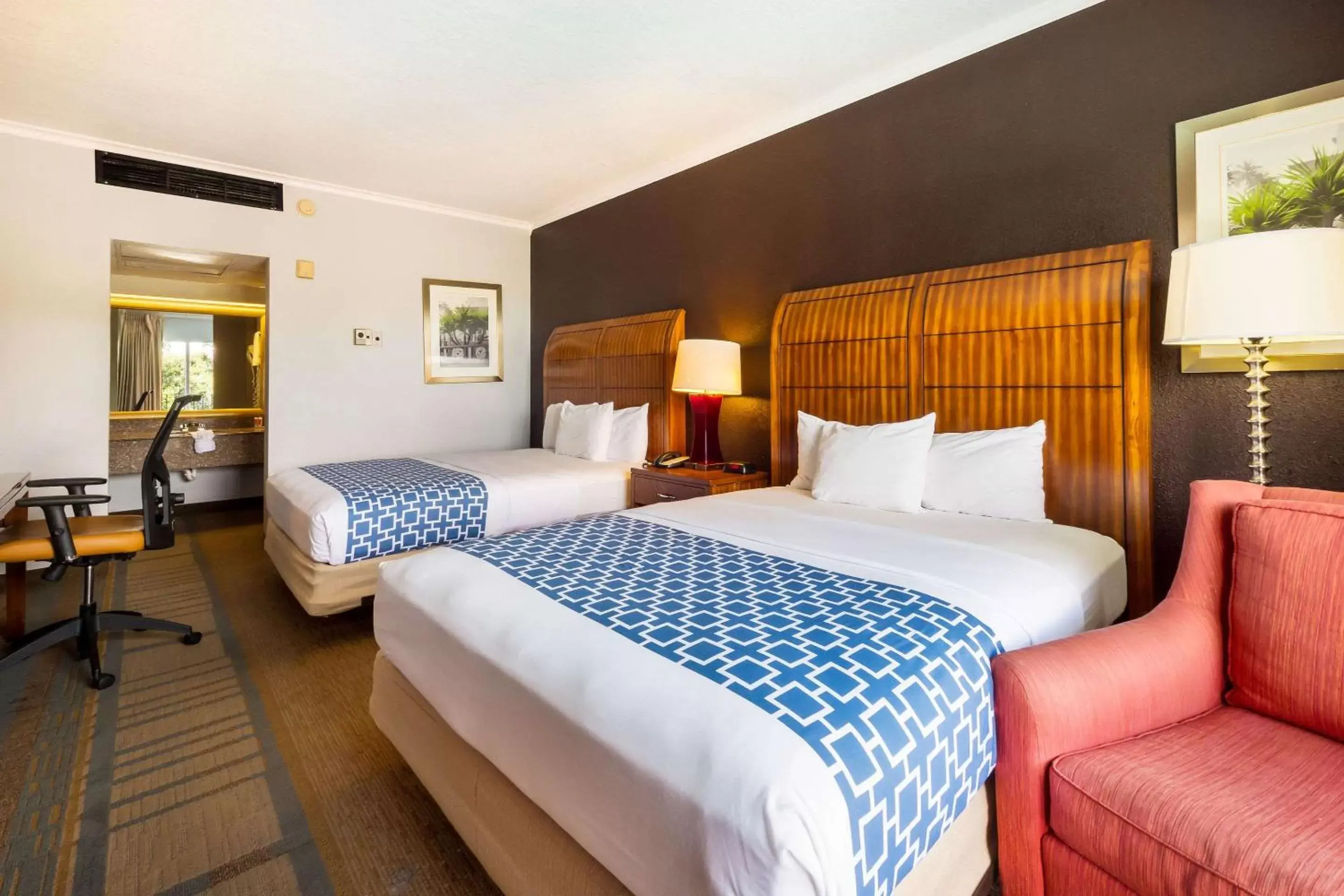 Queen Room with Two Queen Beds and Pool View - Non-Smoking in Econo Lodge Winter Haven Chain of Lakes Queen Room with Two Queen Beds and Pool View - Non-Smoking in Econo Lodge Winter Haven Chain of Lakes