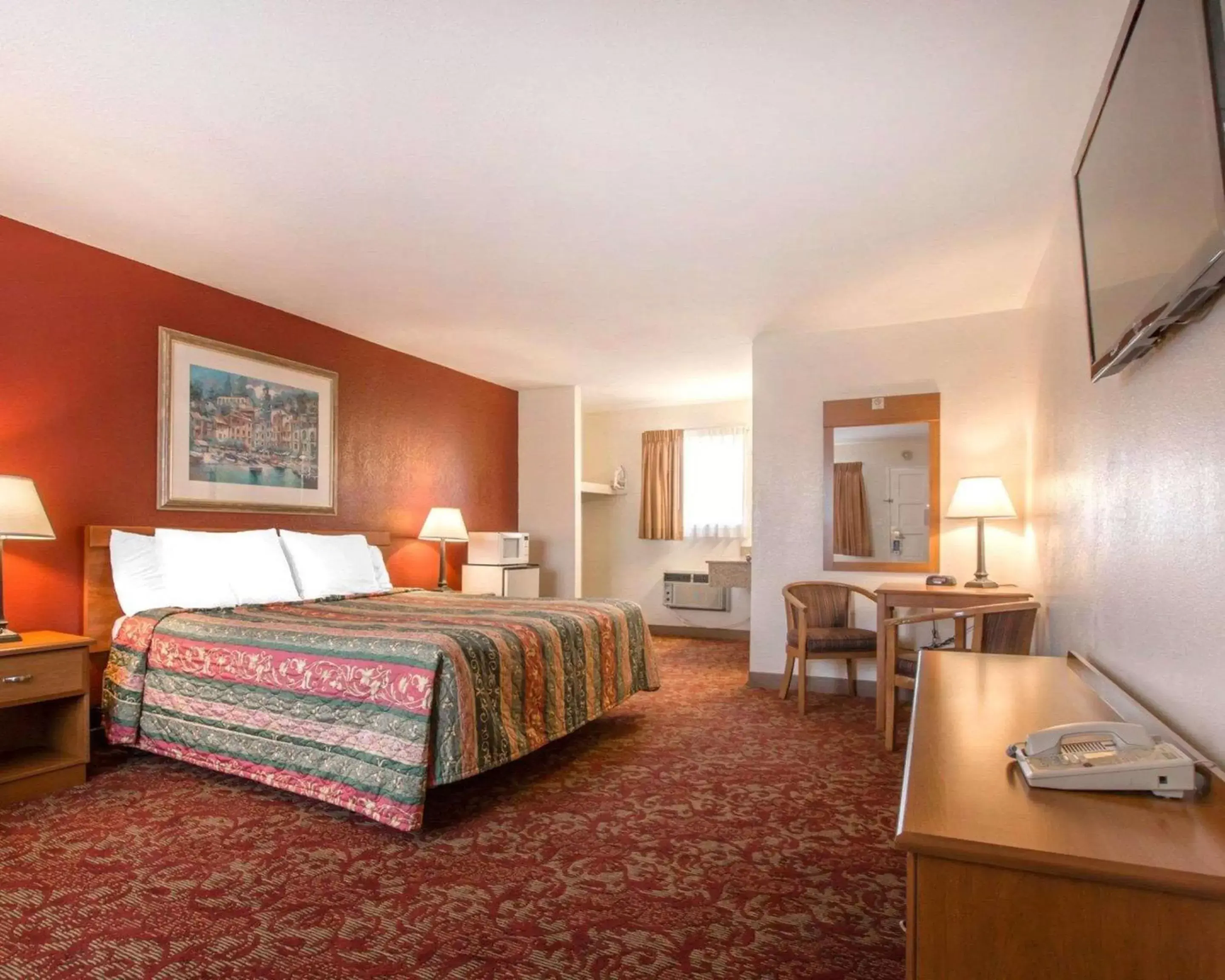 Queen Room - Non-Smoking in Rodeway Inn Fallbrook Downtown Queen Room - Non-Smoking in Rodeway Inn Fallbrook Downtown