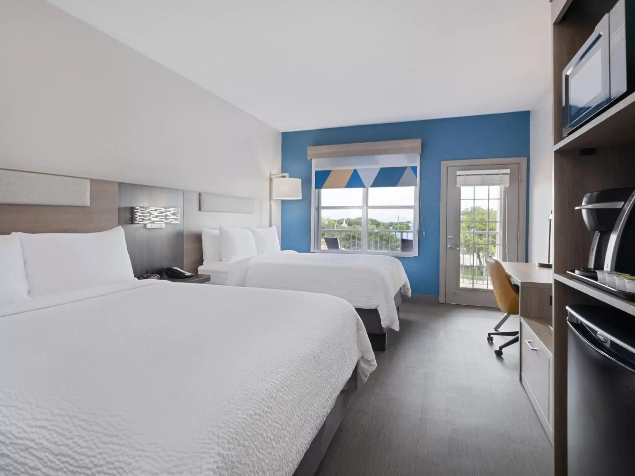 Standard Queen Room with Two Queen Beds and Balcony in Holiday Inn Express & Suites Lakeland North I-4 by IHG Standard Queen Room with Two Queen Beds and Balcony in Holiday Inn Express & Suites Lakeland North I-4 by IHG