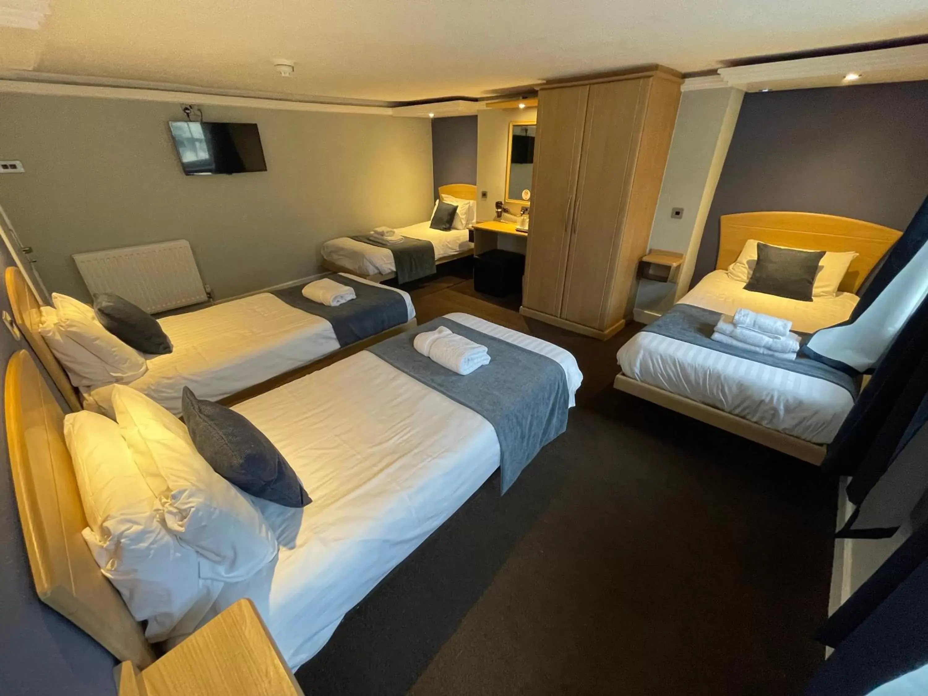 Quadruple Room in The George Hotel Quadruple Room in The George Hotel