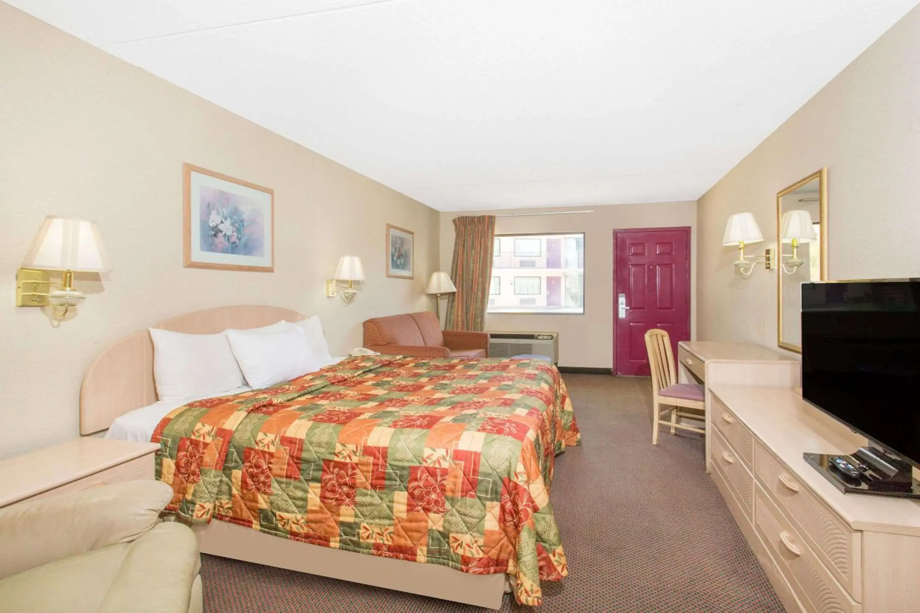 King Room - Non-Smoking in Days Inn & Suites by Wyndham Bentonville King Room - Non-Smoking in Days Inn & Suites by Wyndham Bentonville