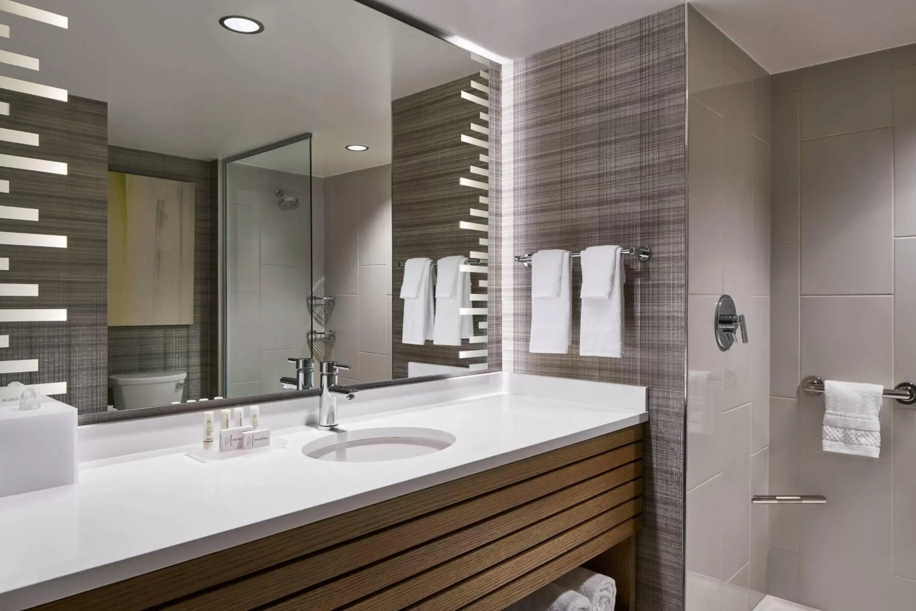 King Room with Adapted Tub - Mobility Accessible in Courtyard by Marriott Washington Downtown/Convention Center King Room with Adapted Tub - Mobility Accessible in Courtyard by Marriott Washington Downtown/Convention Center