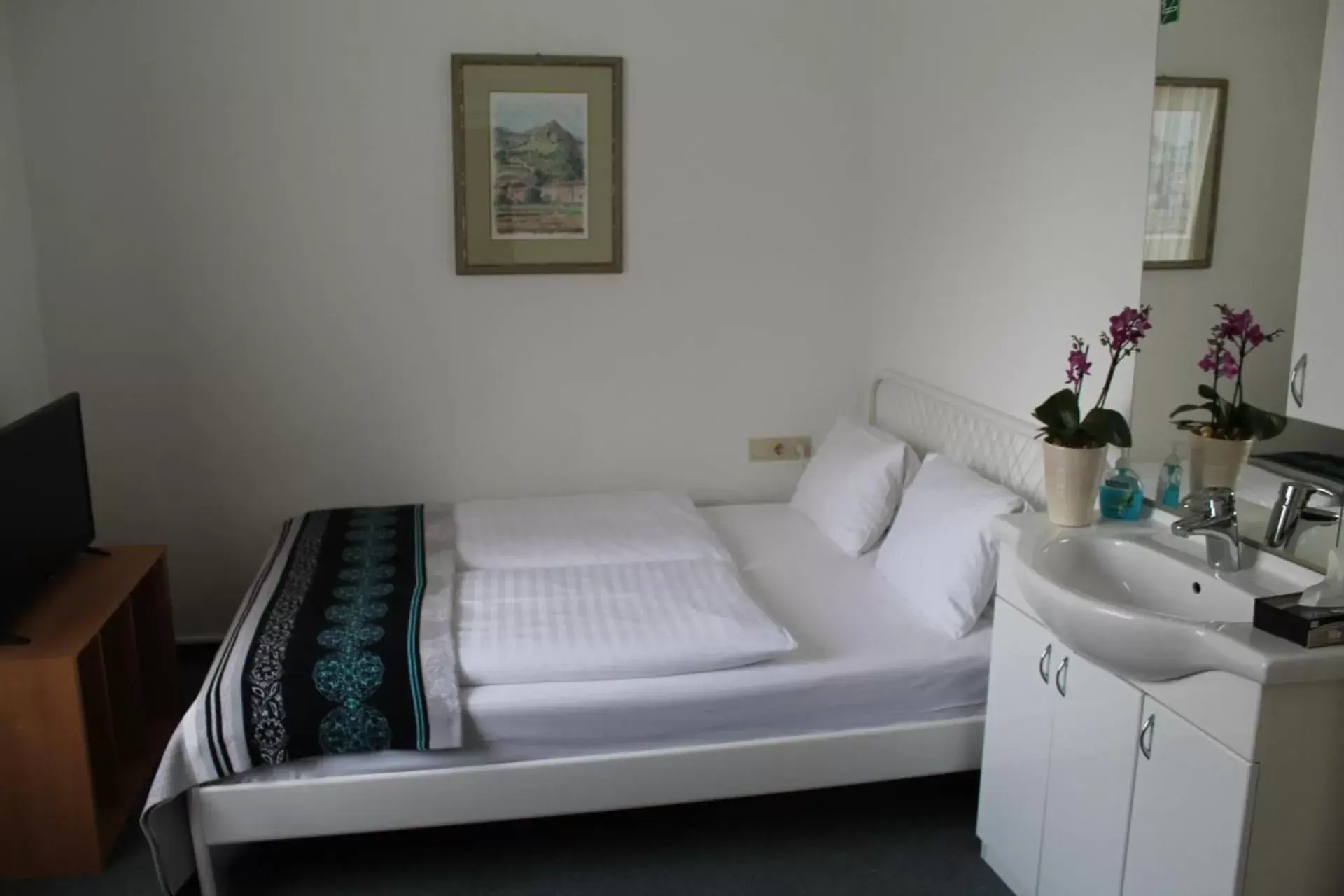 Double Room with external bathroom in Hotel Goldene Krone Innsbruck Double Room with external bathroom in Hotel Goldene Krone Innsbruck