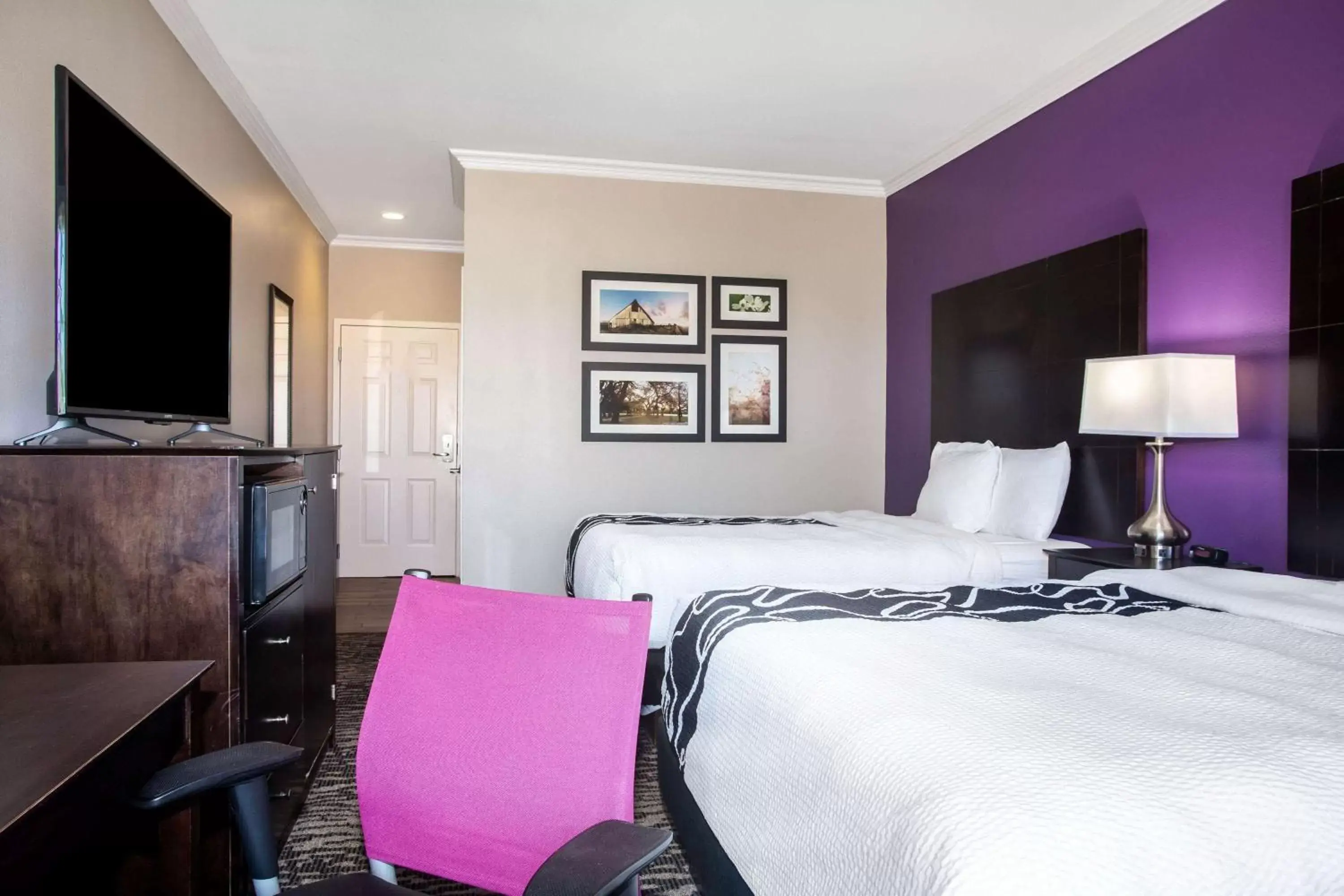 Queen Room with Two Queen Beds and Bath Tub - Mobility/Hearing Access - Non-Smoking in La Quinta by Wyndham Columbus TX Queen Room with Two Queen Beds and Bath Tub - Mobility/Hearing Access - Non-Smoking in La Quinta by Wyndham Columbus TX