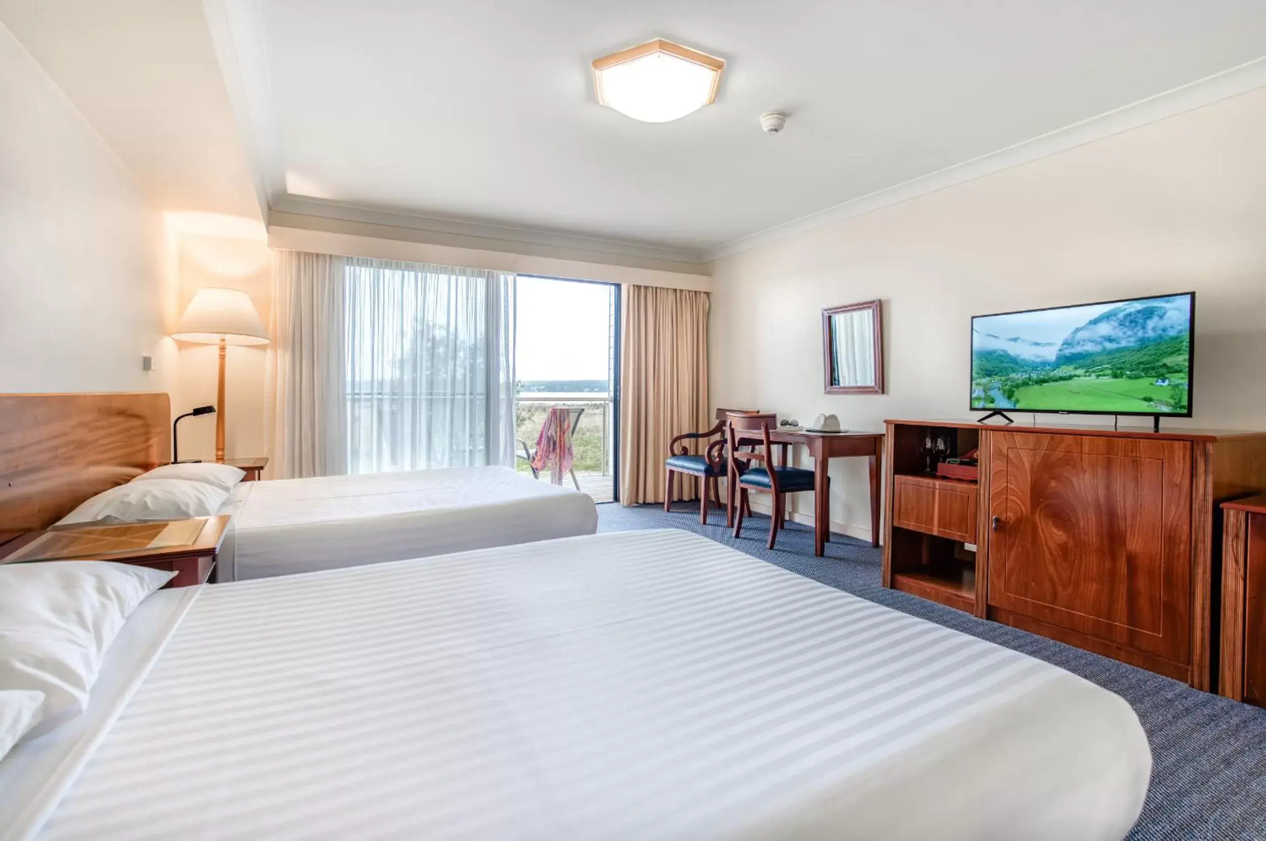 Water View Twin Room in Panorama Hotel St Helens Water View Twin Room in Panorama Hotel St Helens