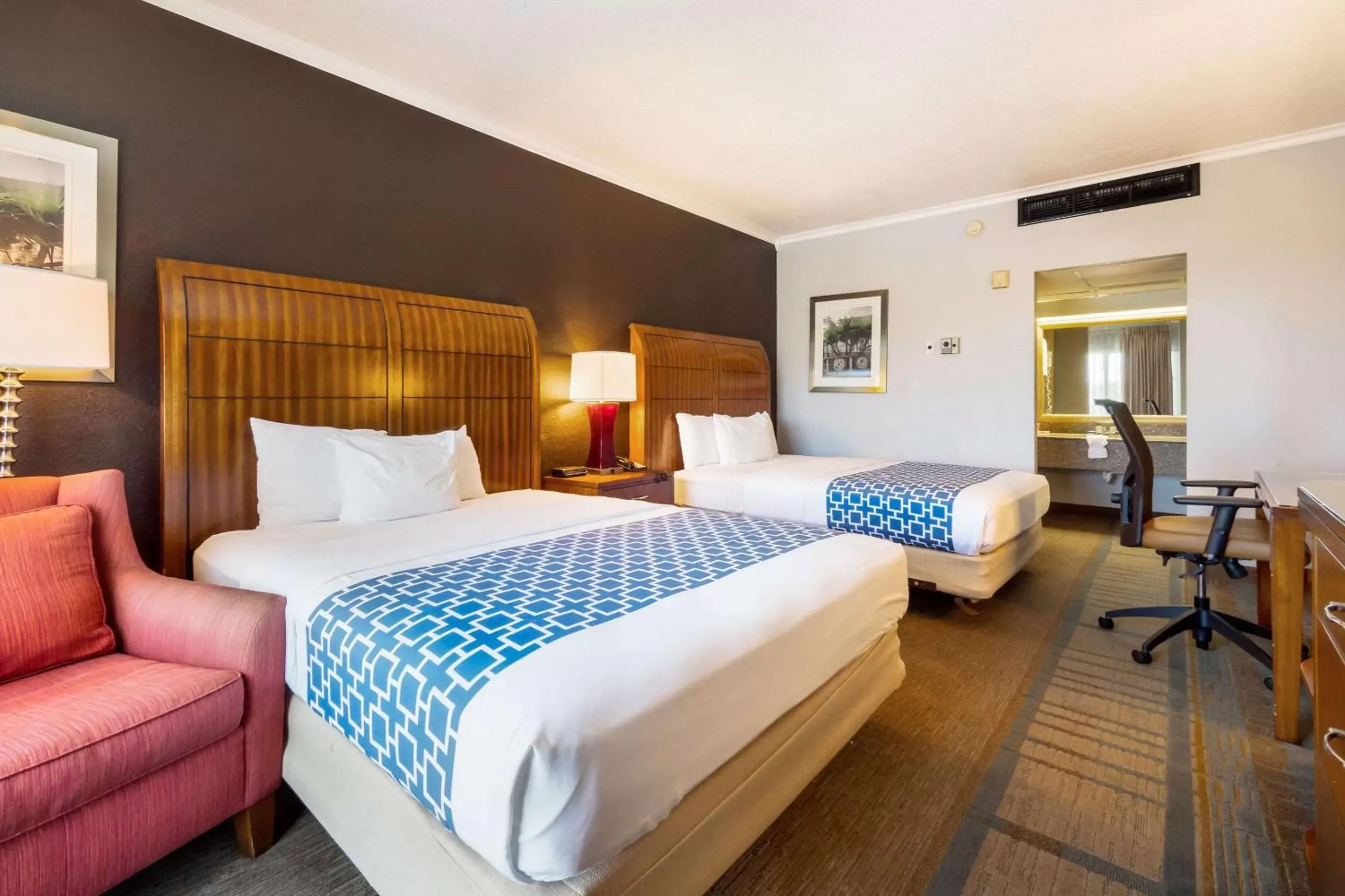 Queen Room with Two Queen Beds - Non-Smoking in Econo Lodge Winter Haven Chain of Lakes Queen Room with Two Queen Beds - Non-Smoking in Econo Lodge Winter Haven Chain of Lakes