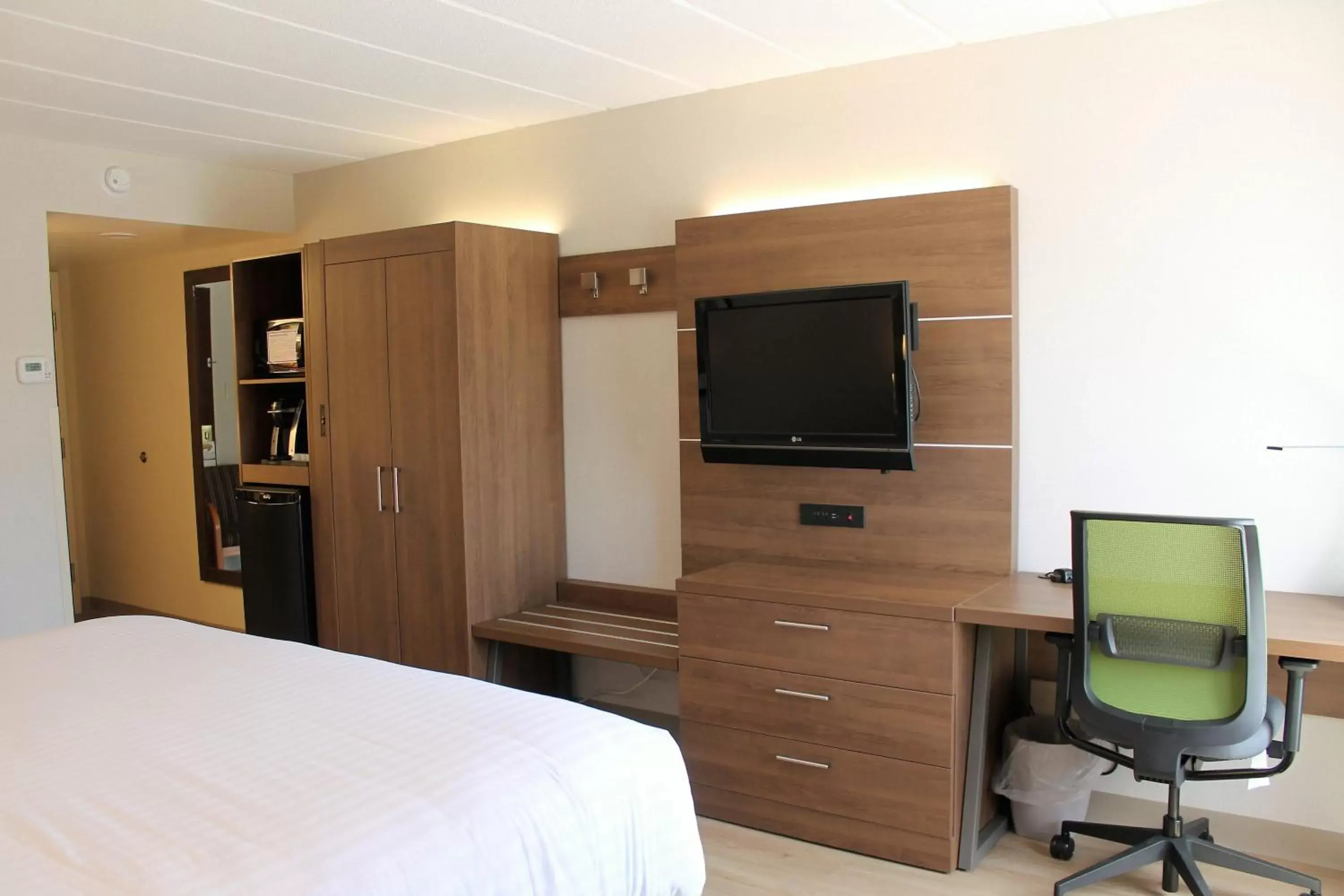 King Suite with Spa Bath in Holiday Inn Express Hotel & Suites Charlottetown by IHG King Suite with Spa Bath in Holiday Inn Express Hotel & Suites Charlottetown by IHG