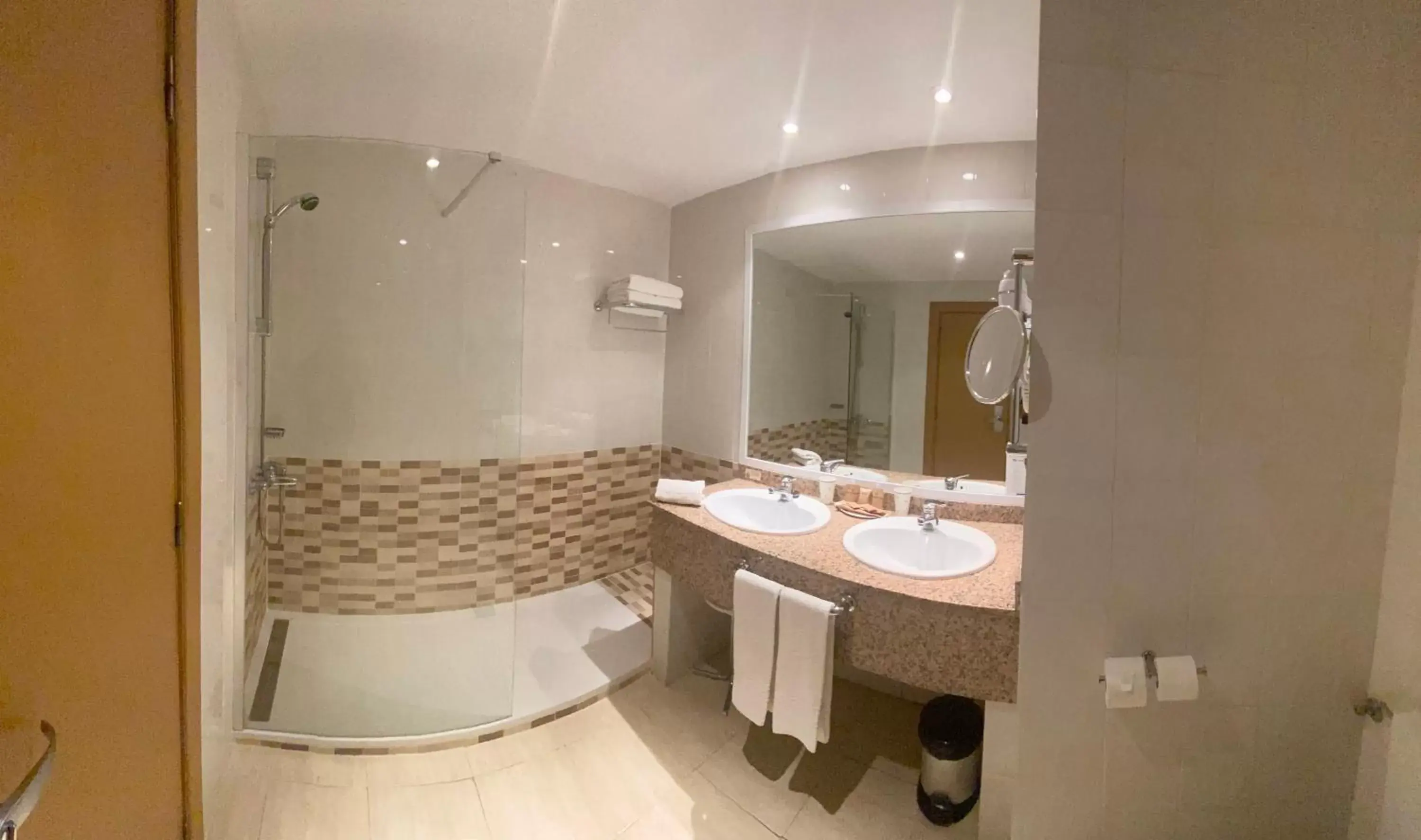 King Room with Spa Access in Beatriz Toledo Auditorium & Spa King Room with Spa Access in Beatriz Toledo Auditorium & Spa