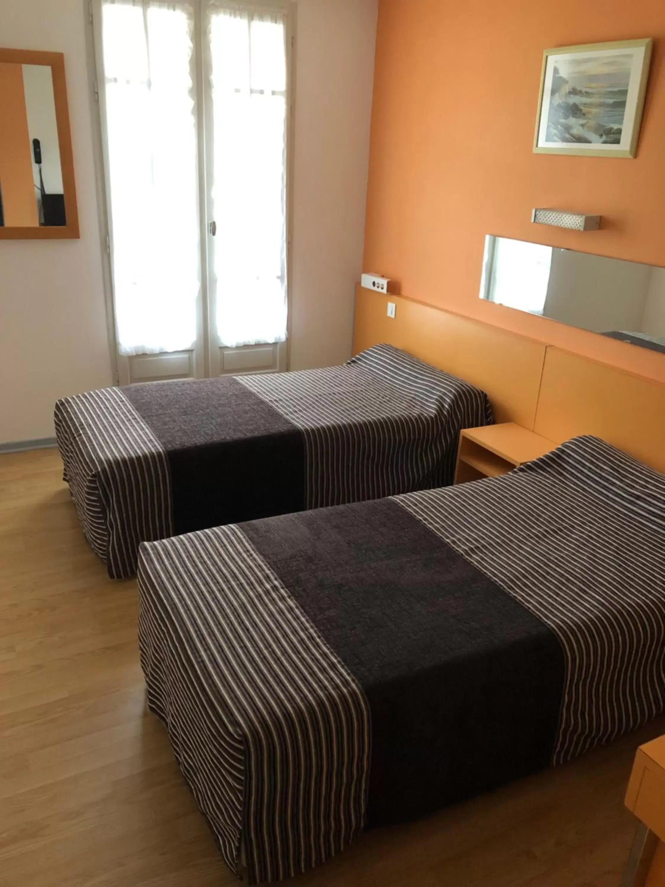 Twin Room in Hôtel Au Petit Languedoc Twin Room in Hôtel Au Petit Languedoc