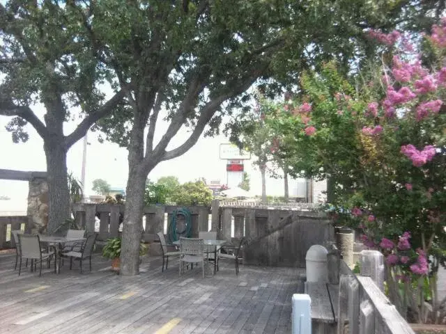 Deluxe Room - single occupancy in Quail's Nest Inn & Suites Deluxe Room - single occupancy in Quail's Nest Inn & Suites