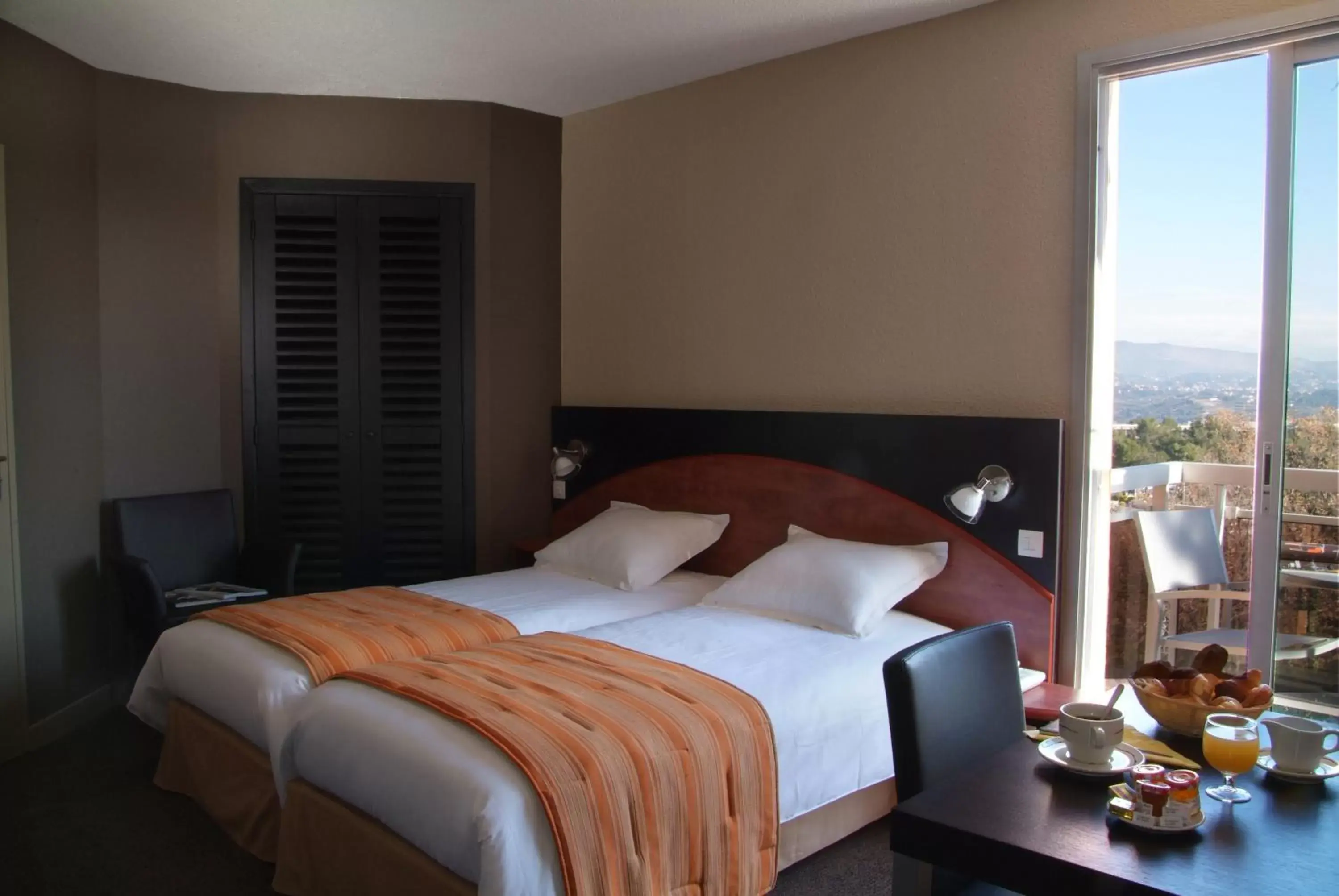 Superior Twin Room with Balcony in Hôtel Du Baou Superior Twin Room with Balcony in Hôtel Du Baou