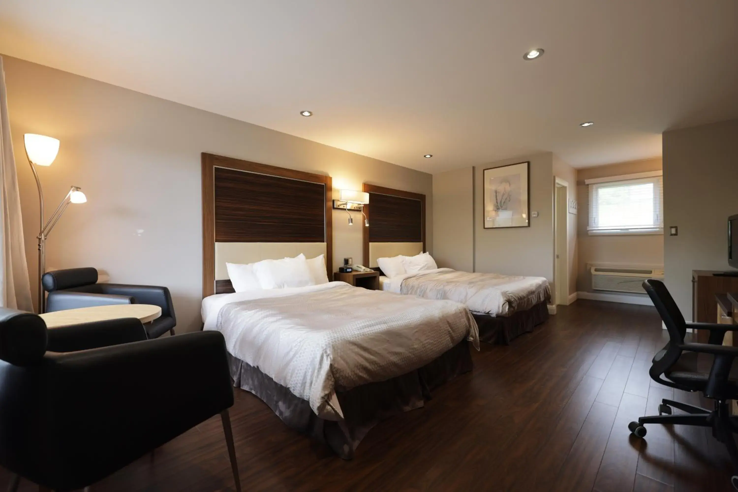 Queen Room with Two Queen Beds and City View in Auberge de la Pointe Queen Room with Two Queen Beds and City View in Auberge de la Pointe