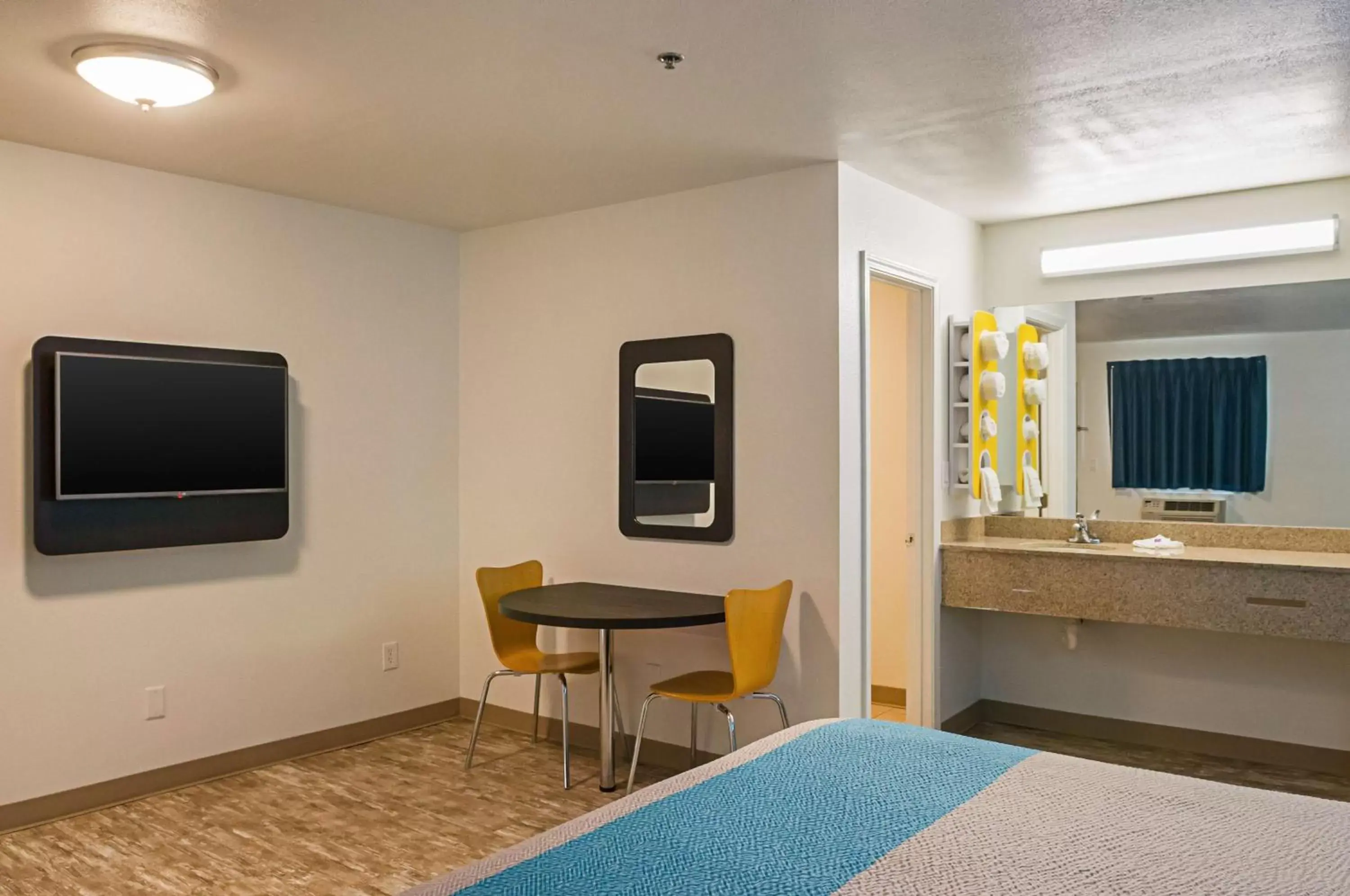 Quadruple Room - Non-Smoking in Motel 6-Bay Saint Louis, MS Quadruple Room - Non-Smoking in Motel 6-Bay Saint Louis, MS