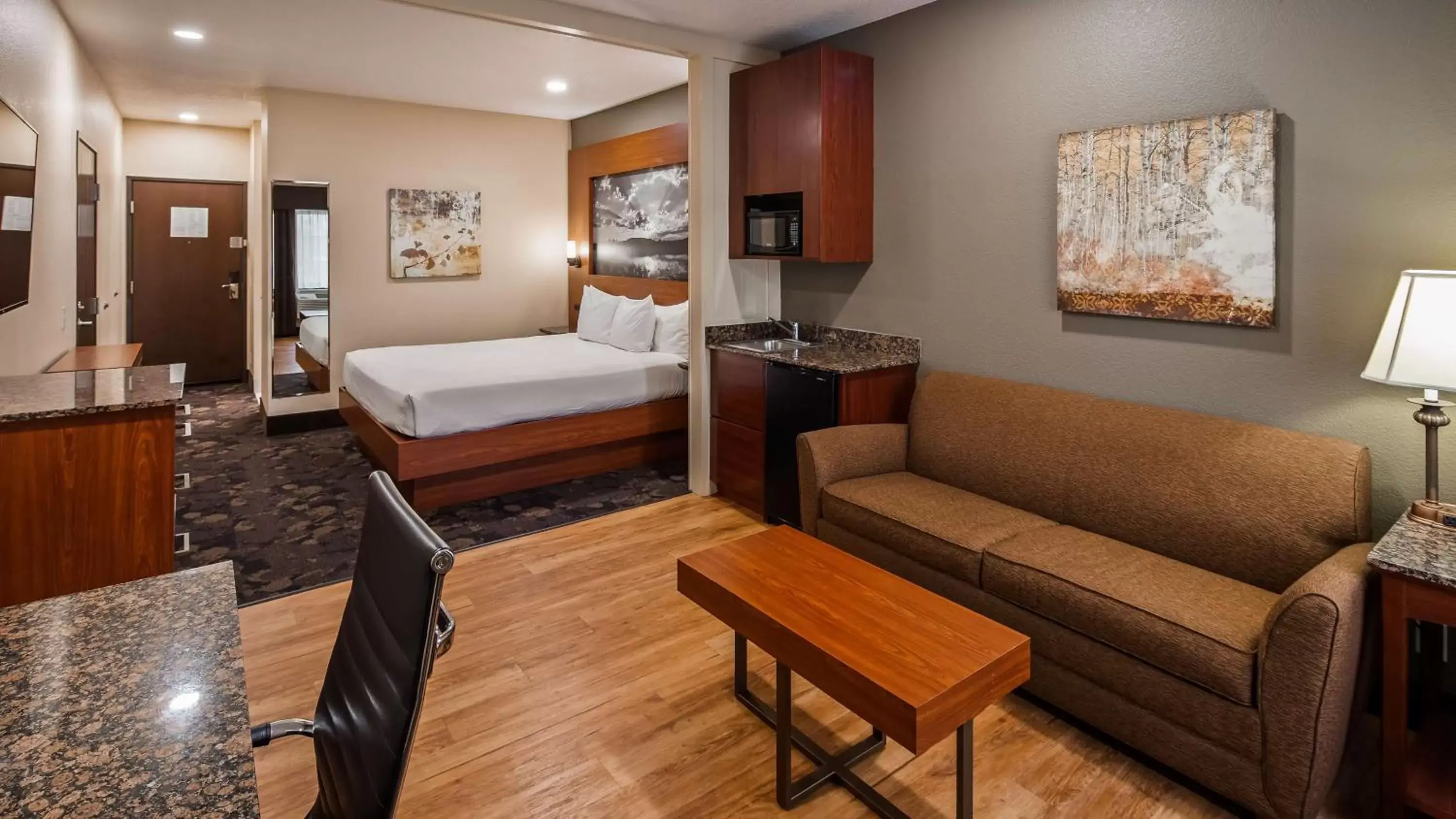 King Room with Roll-In Shower - Mobility Accessible/Non-Smoking in Best Western Plus Oklahoma City Yukon King Room with Roll-In Shower - Mobility Accessible/Non-Smoking in Best Western Plus Oklahoma City Yukon