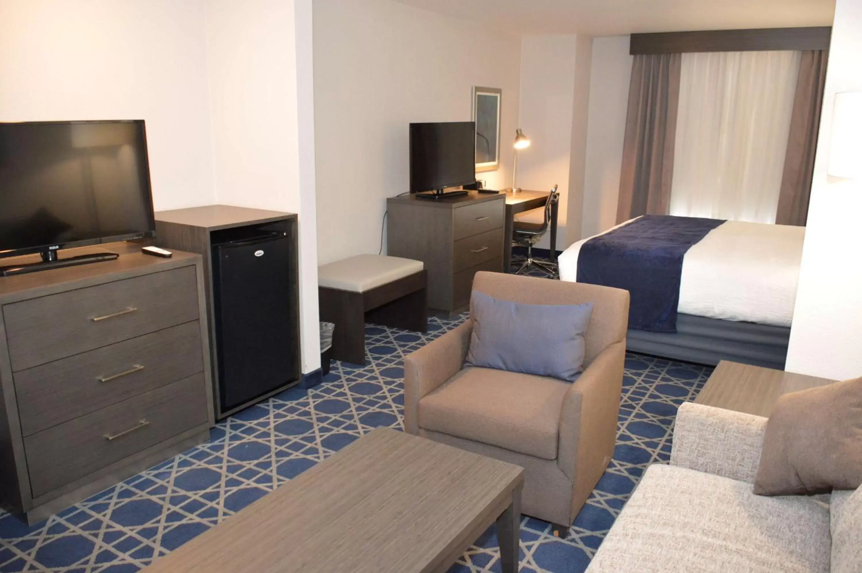 King Suite with Sofa Bed and Roll-In Shower - Disability Access in Best Western Plus Longview – University Hotel King Suite with Sofa Bed and Roll-In Shower - Disability Access in Best Western Plus Longview – University Hotel