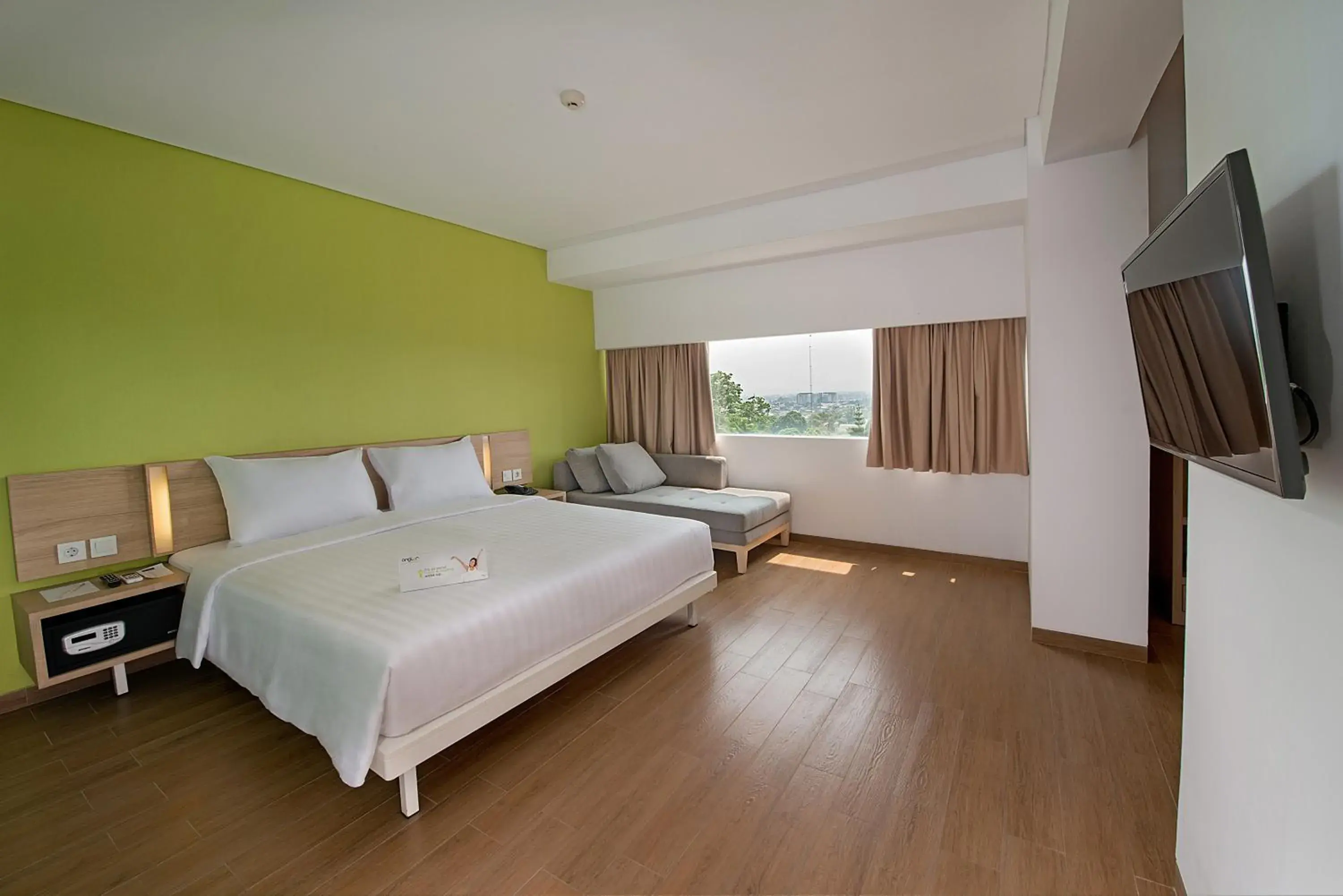 Deluxe Double or Twin Room in Whiz Prime Hotel Pajajaran Bogor Deluxe Double or Twin Room in Whiz Prime Hotel Pajajaran Bogor