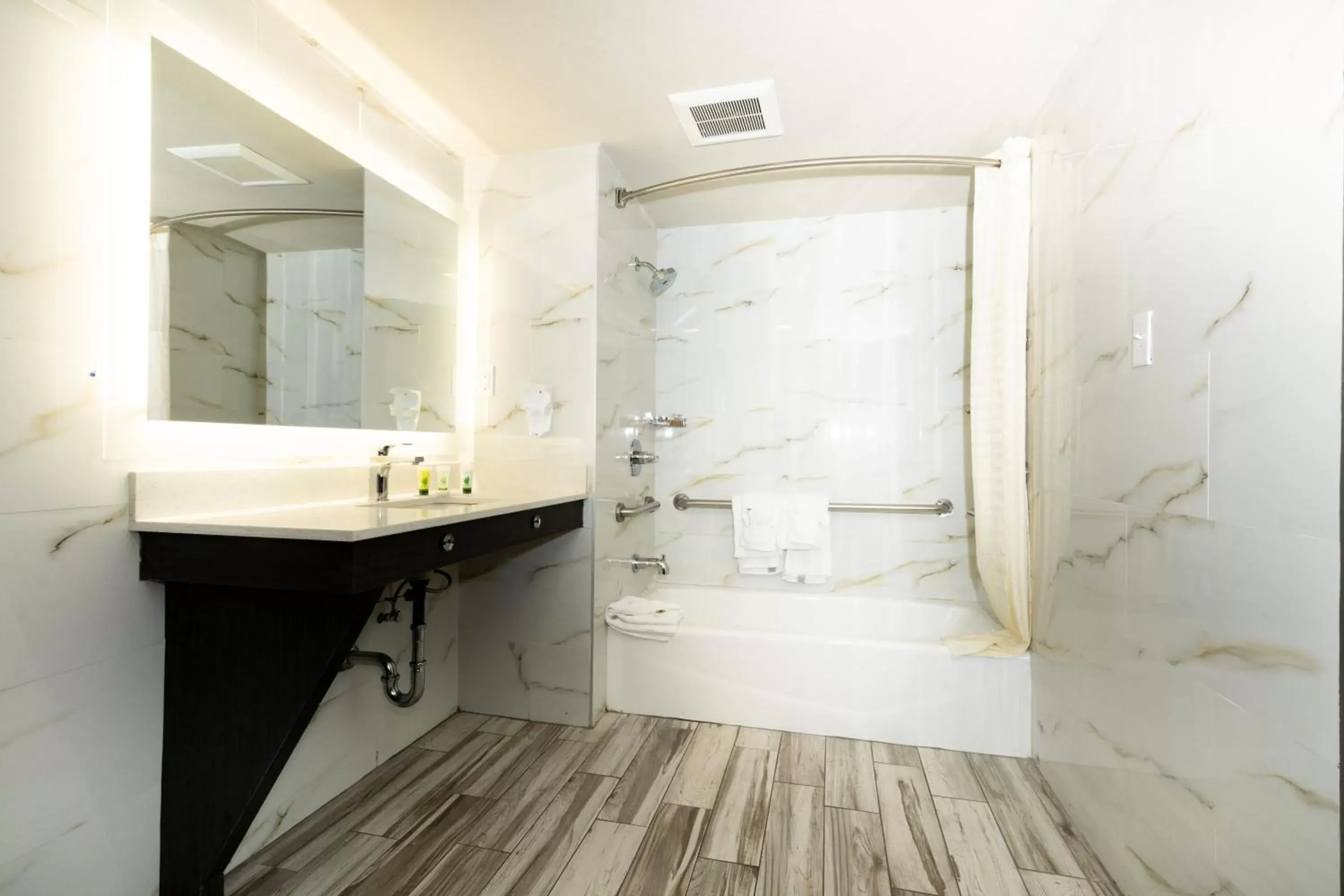 King Room - Disability Access in SureStay Plus Hotel by Best Western Point Richmond King Room - Disability Access in SureStay Plus Hotel by Best Western Point Richmond