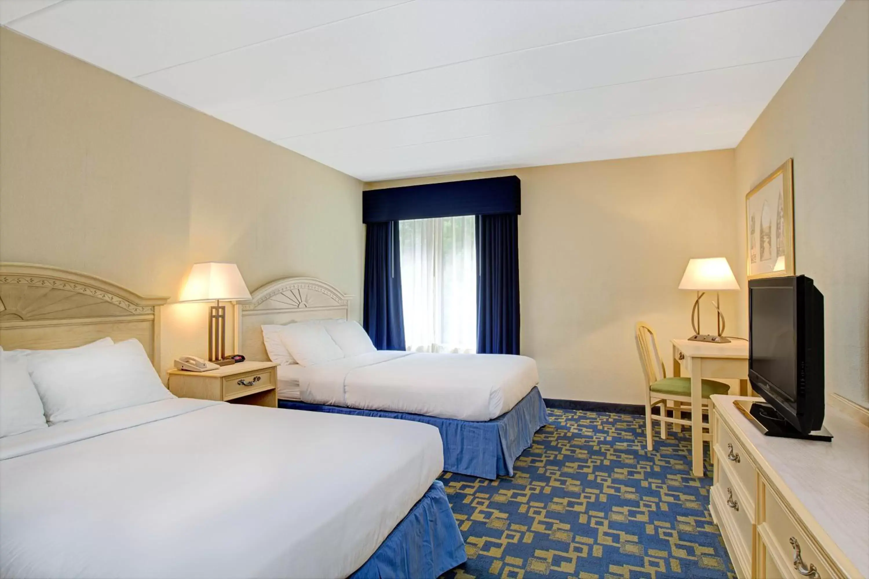 Double Room with Two Double Beds - Smoking in Days Inn by Wyndham East Windsor/Hightstown Double Room with Two Double Beds - Smoking in Days Inn by Wyndham East Windsor/Hightstown