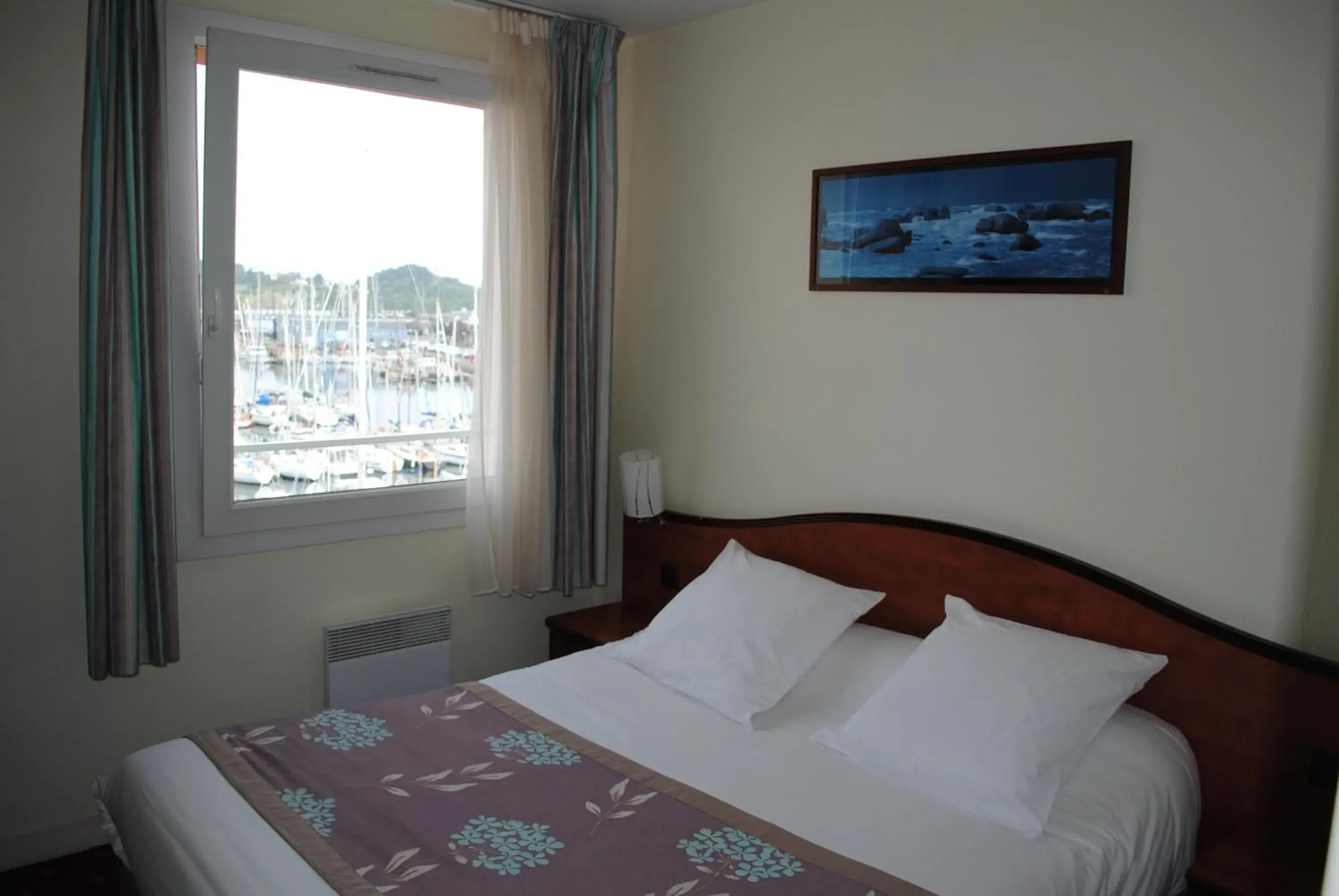 Quadruple Family Room - Port view in Hotel Le Goelo - Port de Paimpol Quadruple Family Room - Port view in Hotel Le Goelo - Port de Paimpol