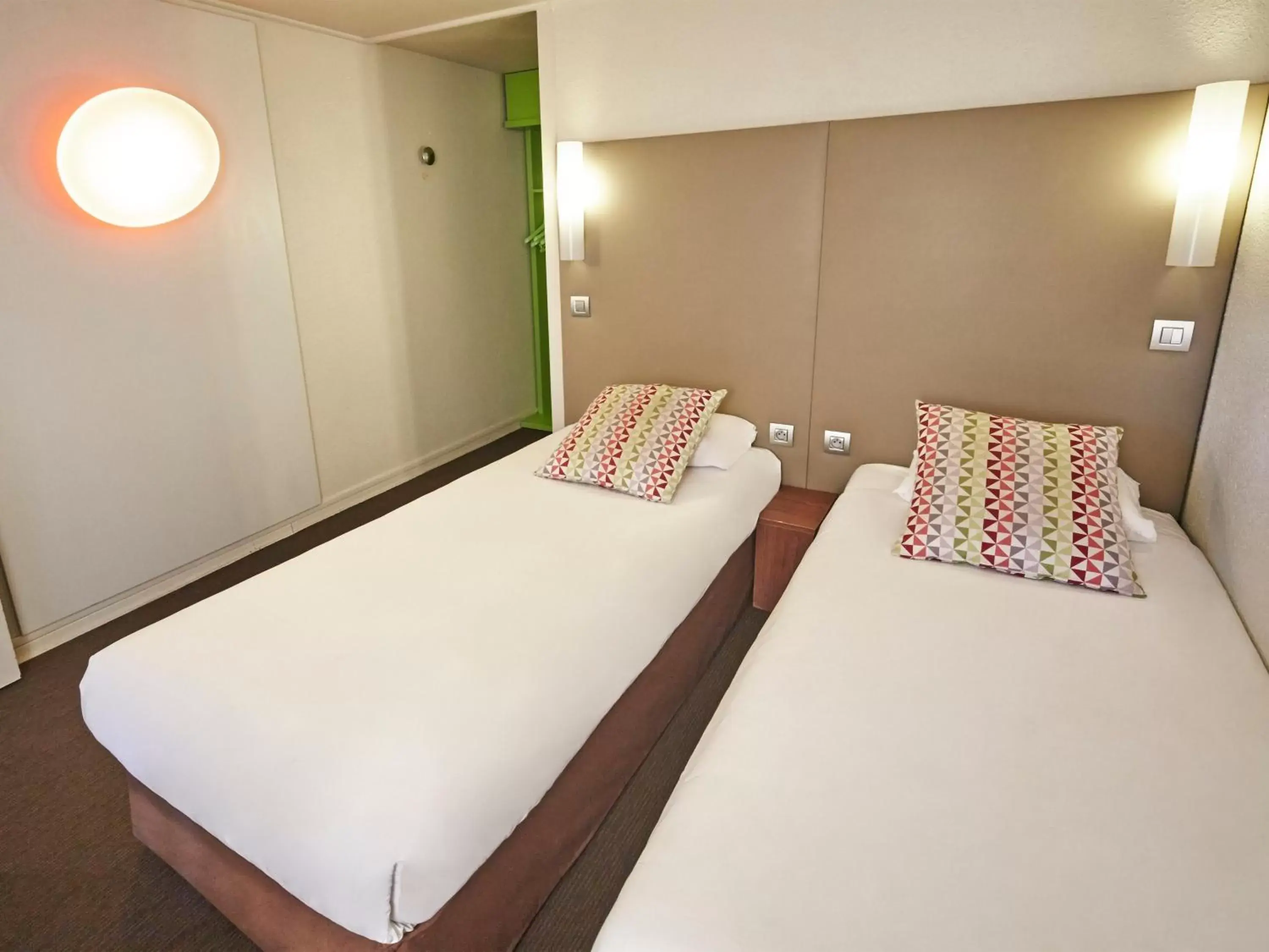 Twin Room in Kyriad - Ecouen la Croix Verte Twin Room in Kyriad - Ecouen la Croix Verte