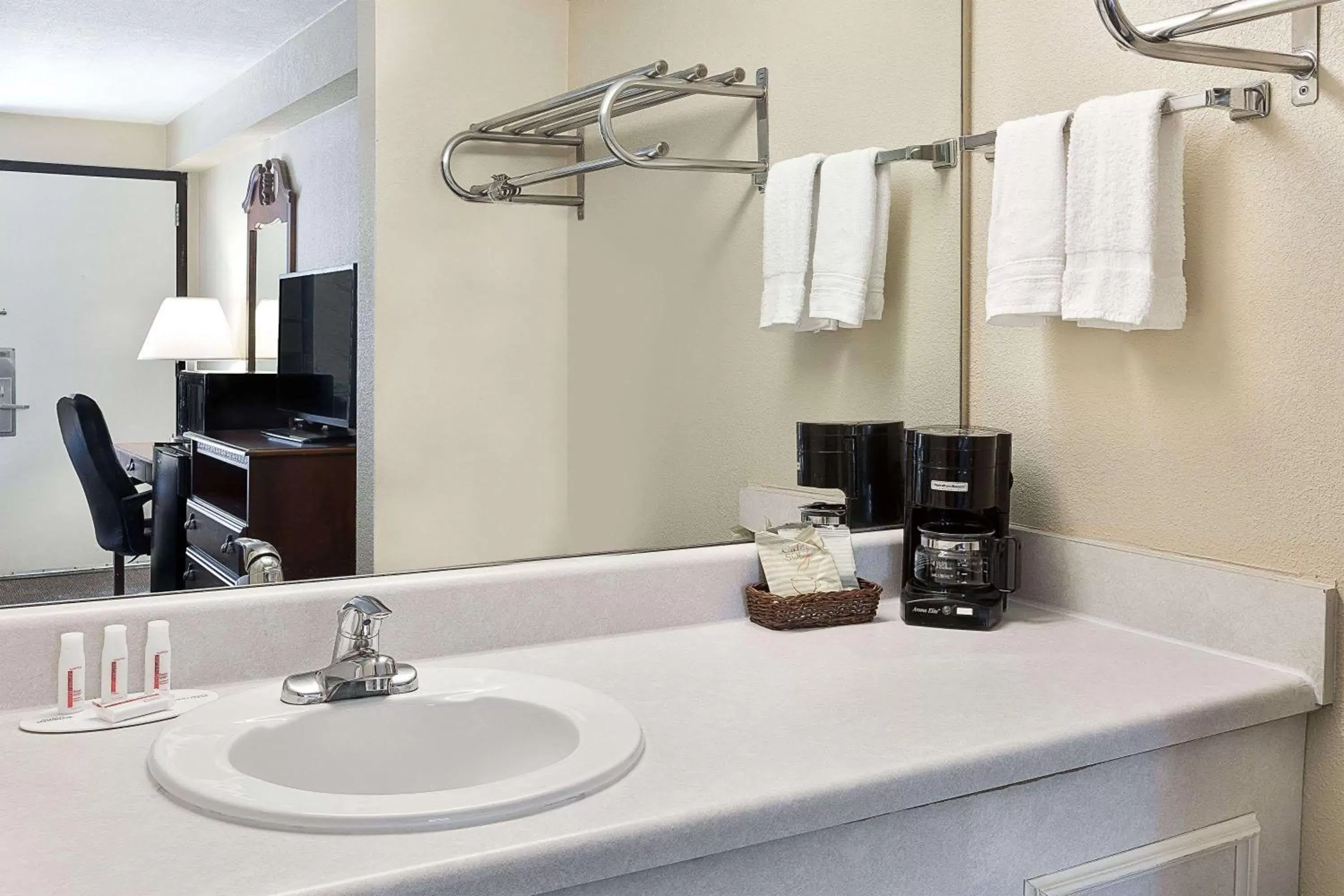 Deluxe Queen Room - Non-Smoking in Days Inn by Wyndham Hoover Birmingham Deluxe Queen Room - Non-Smoking in Days Inn by Wyndham Hoover Birmingham