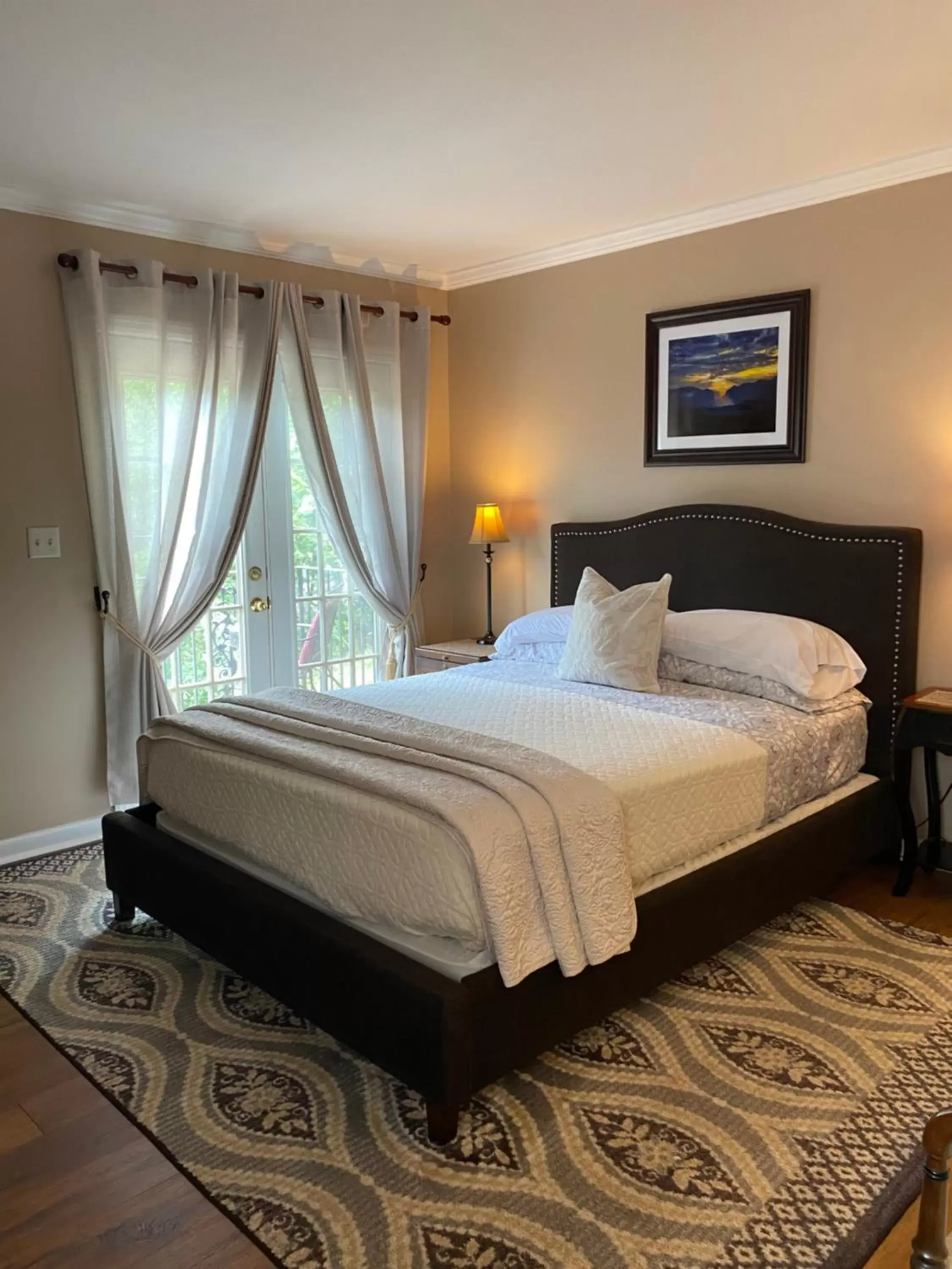 Deluxe Queen Suite with Private Balcony in Grafton Lodge Deluxe Queen Suite with Private Balcony in Grafton Lodge