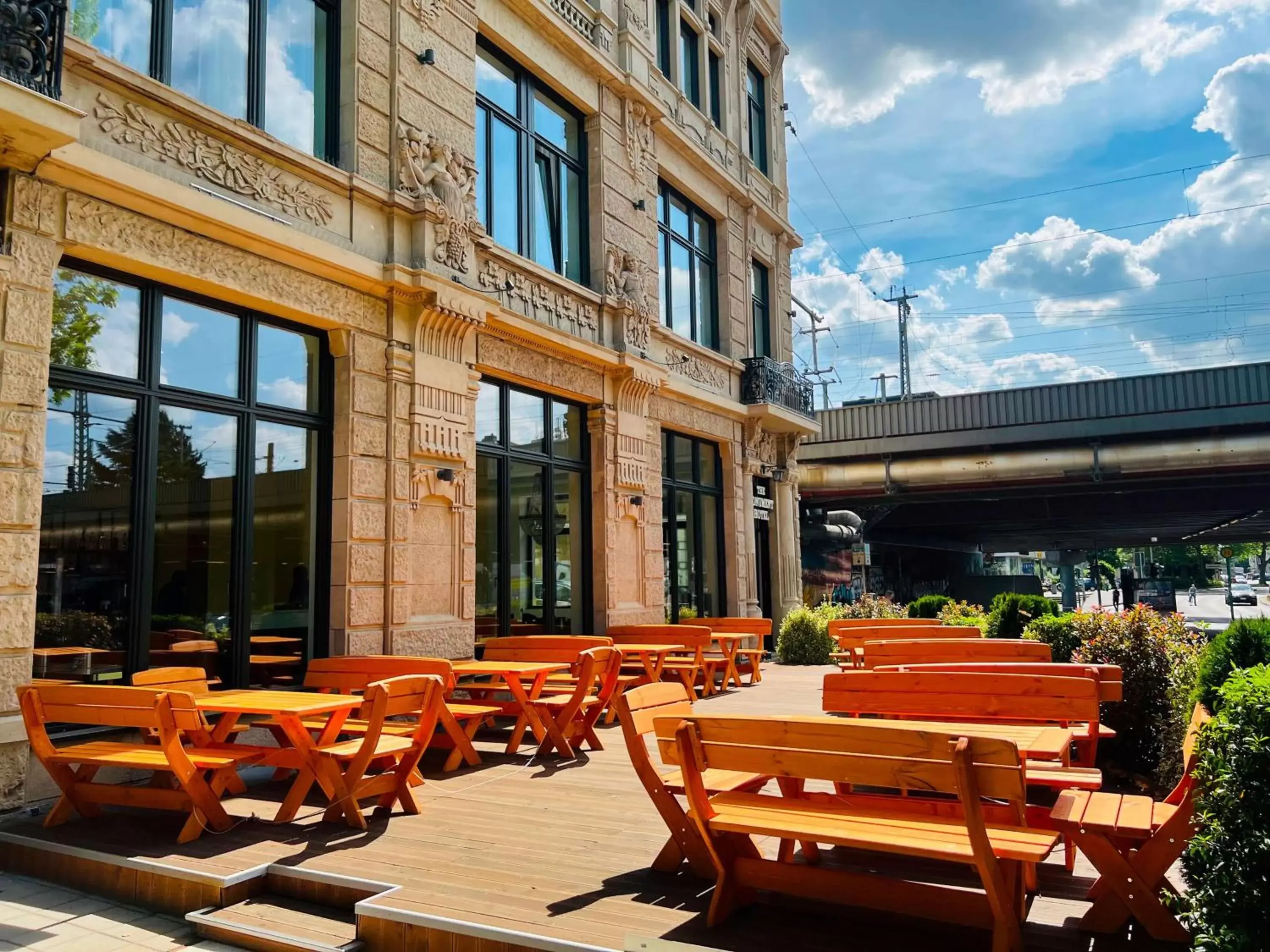 Property building, Restaurant/Places to Eat in The Monument Hotel - BW Signature Collection Property building, Restaurant/Places to Eat in The Monument Hotel - BW Signature Collection