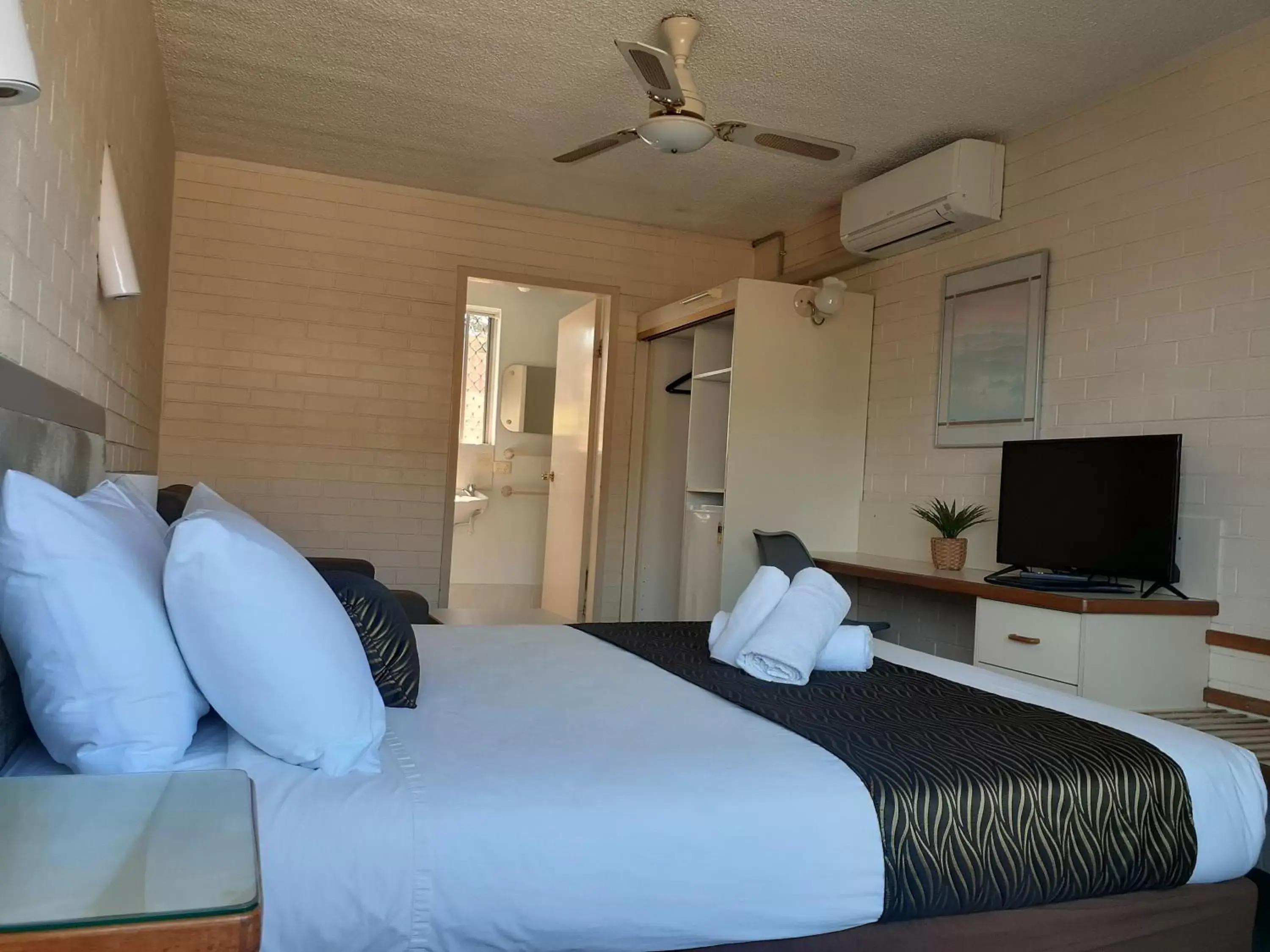 Standard Double Room in Crest Motor Inn Standard Double Room in Crest Motor Inn