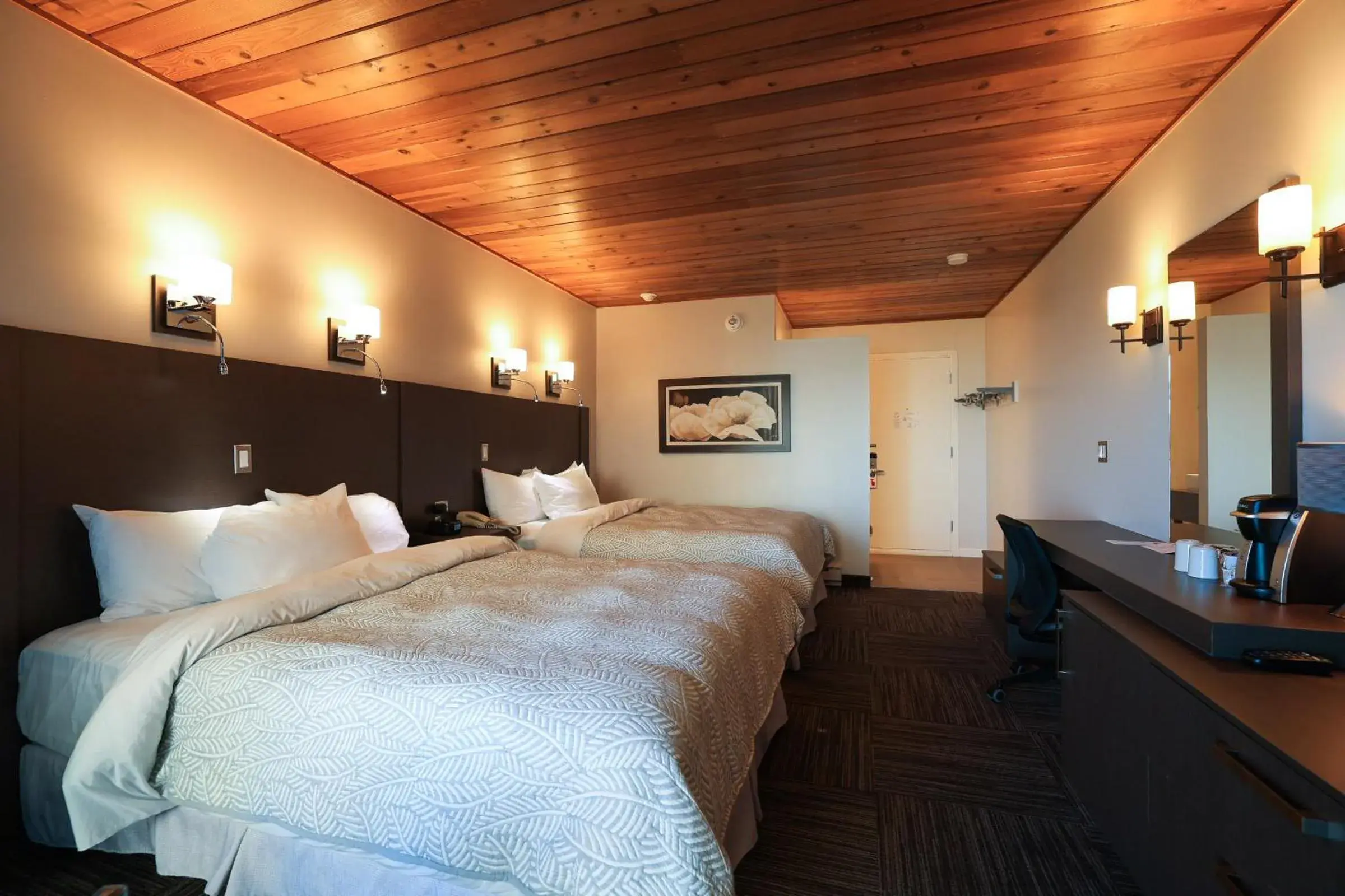 Queen Room with Two Queen Beds with Balcony and River View in Auberge de la Pointe Queen Room with Two Queen Beds with Balcony and River View in Auberge de la Pointe