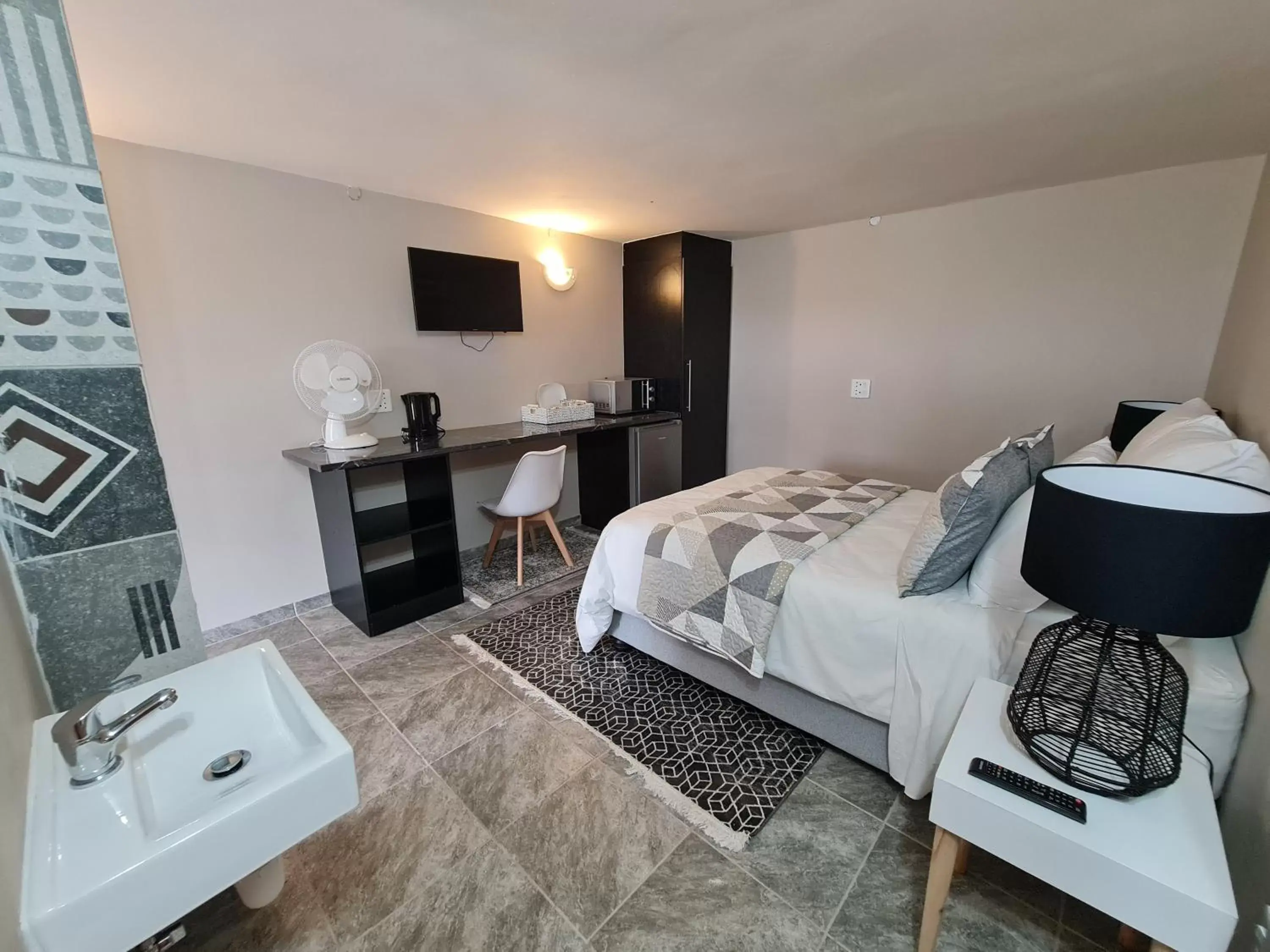 THE THATCH HIDE THE THATCH HIDE