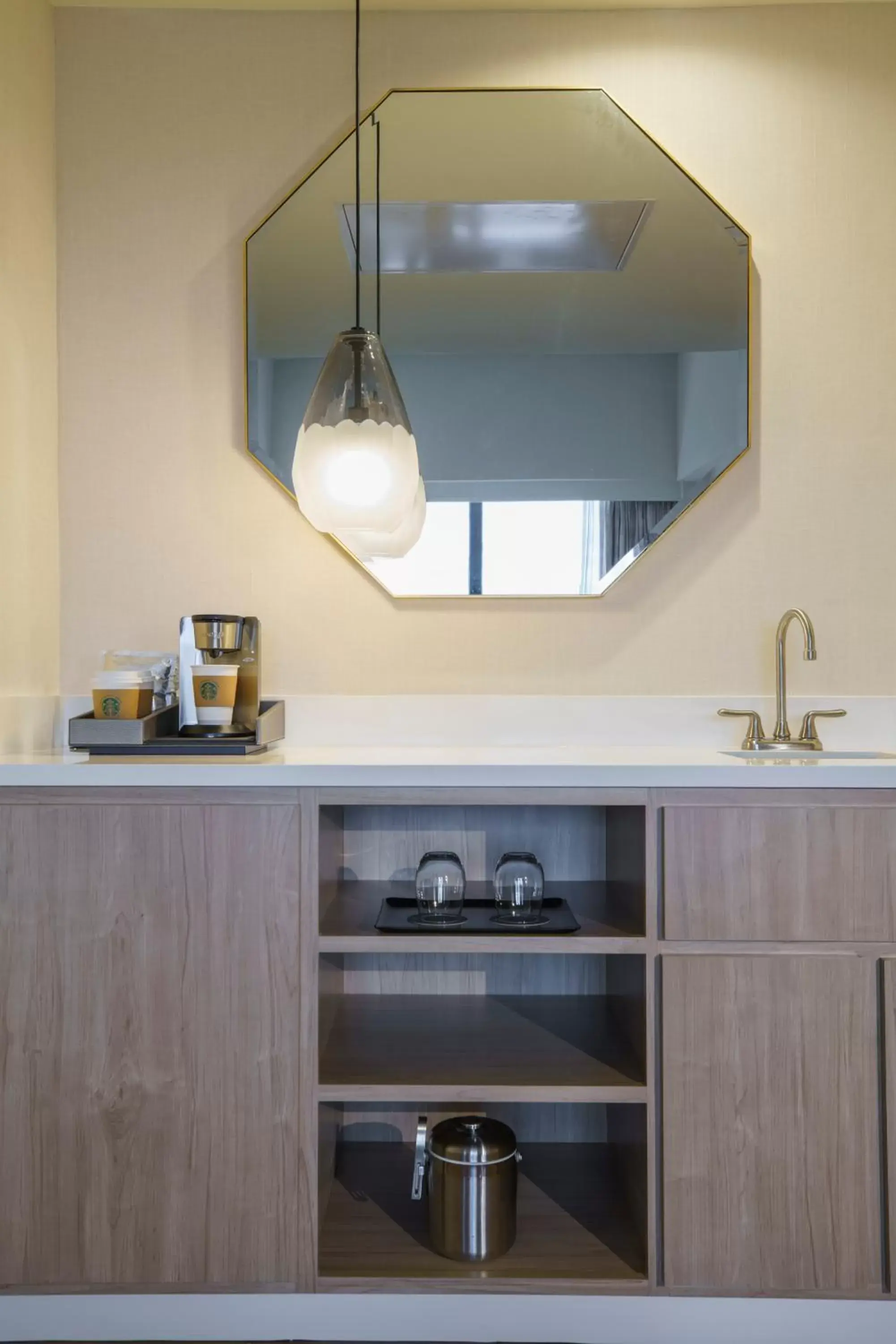 One King Bed with Wet Bar in The Westin O'Hare One King Bed with Wet Bar in The Westin O'Hare