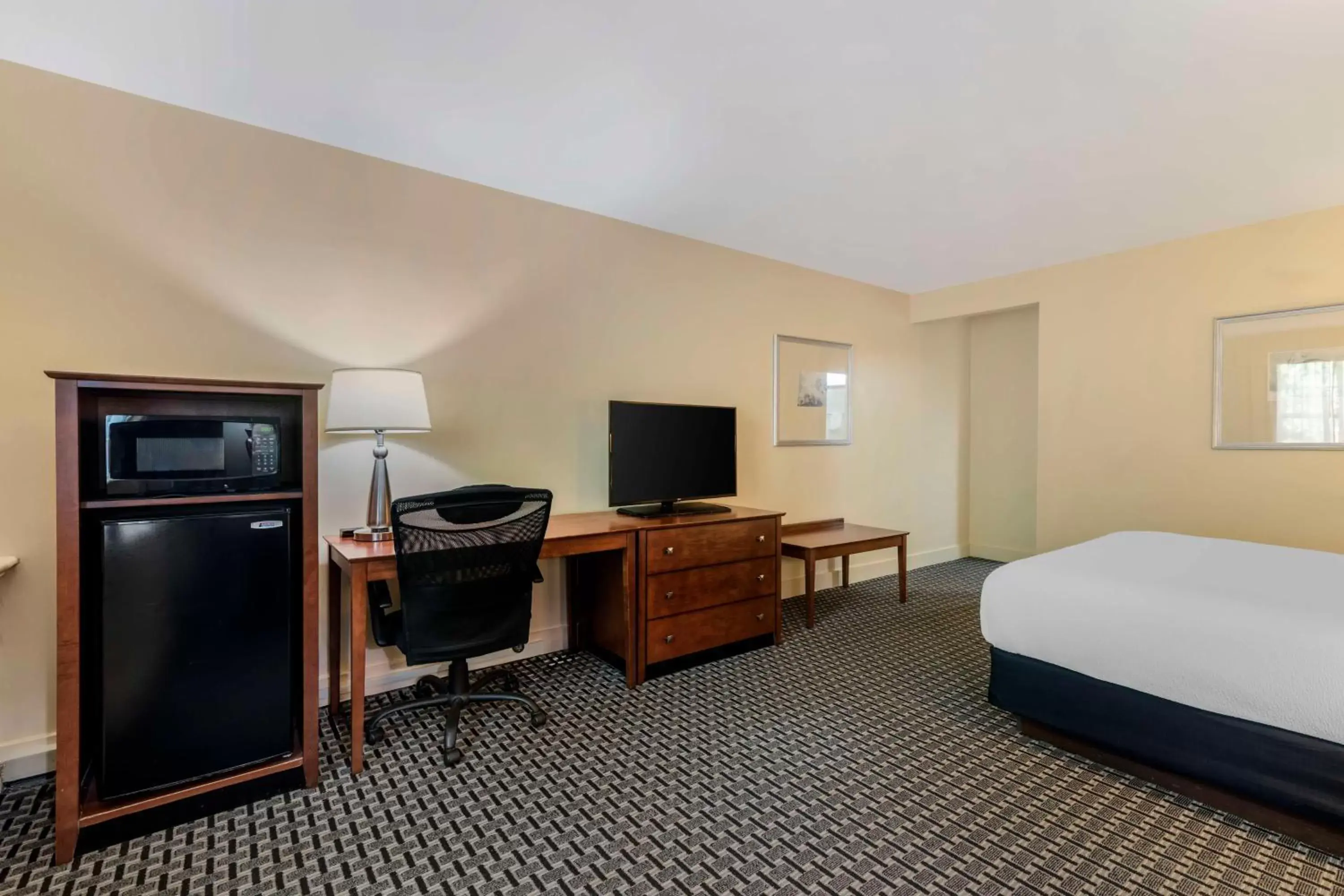 King Room - - Disability Access/Non-Smoking Roll in Shower in Best Western Plus Brunswick Bath King Room - - Disability Access/Non-Smoking Roll in Shower in Best Western Plus Brunswick Bath