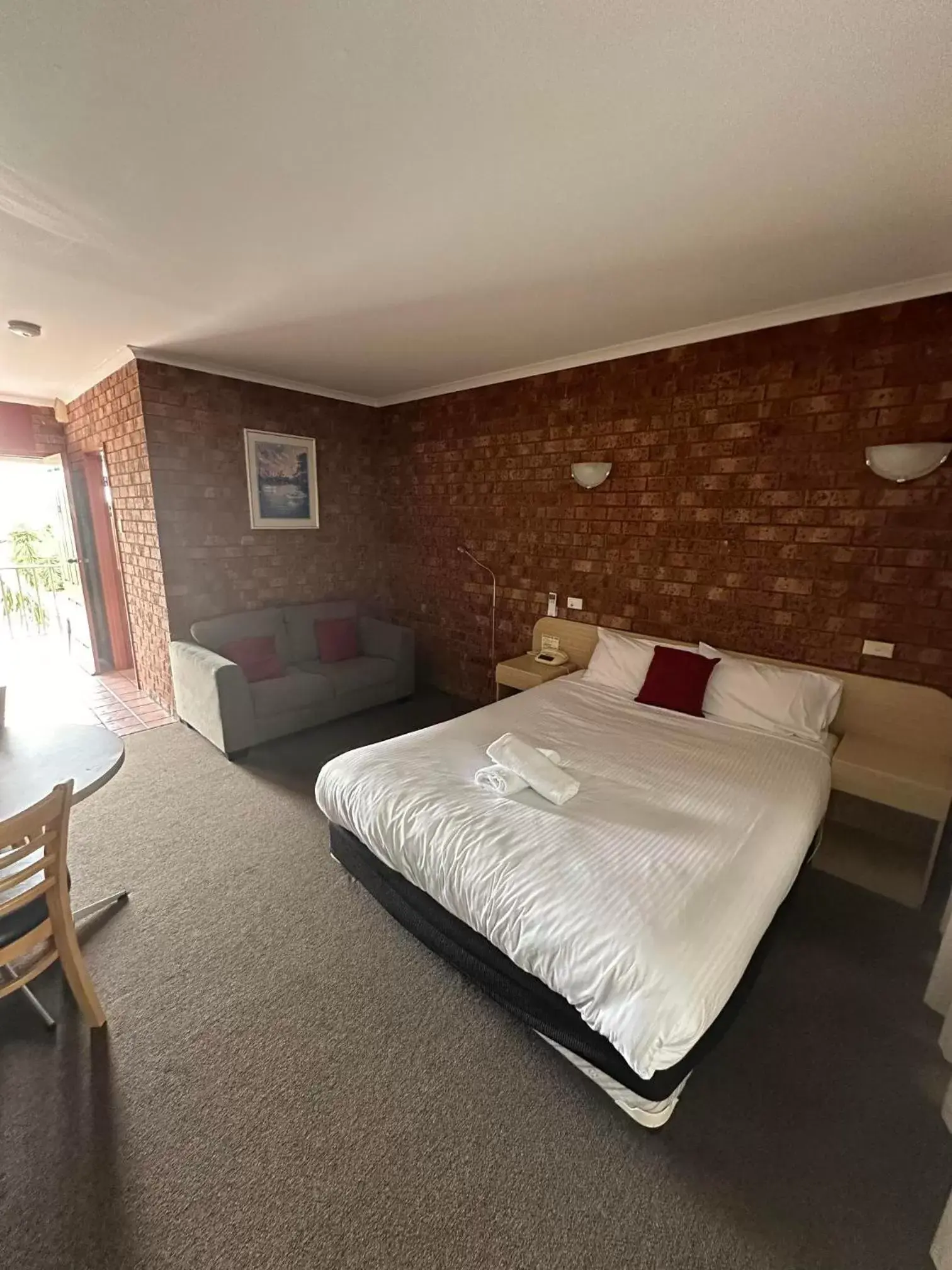 Deluxe Queen Room with Spa Bath in Courtyard Motor Inn Deluxe Queen Room with Spa Bath in Courtyard Motor Inn