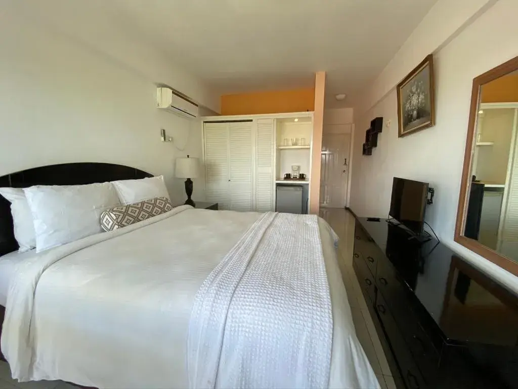 Newly Renovated Deluxe Queen Room in Match Resort Newly Renovated Deluxe Queen Room in Match Resort