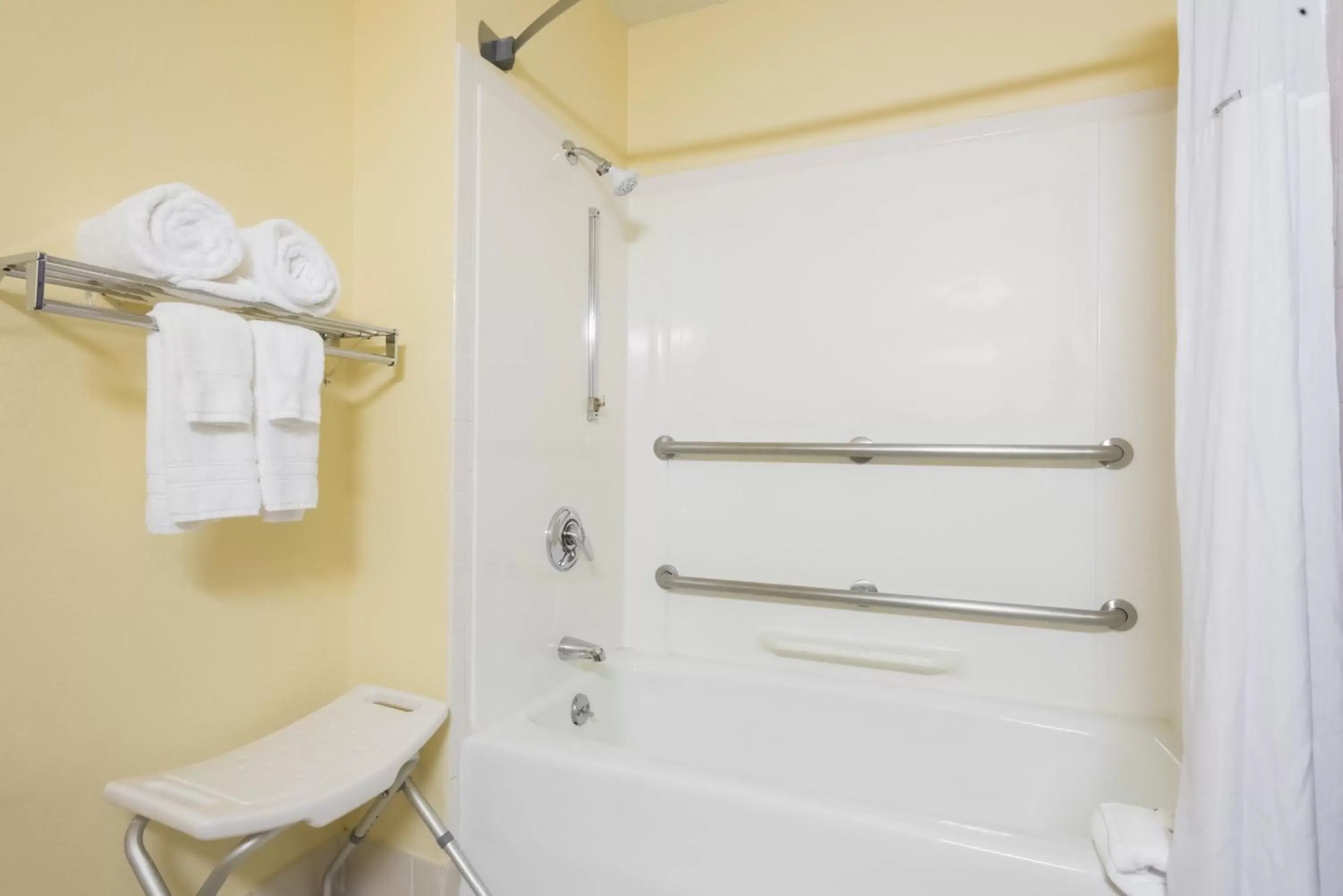 King Room - Disability Access/Non-Smoking in Days Inn by Wyndham Greenfield King Room - Disability Access/Non-Smoking in Days Inn by Wyndham Greenfield