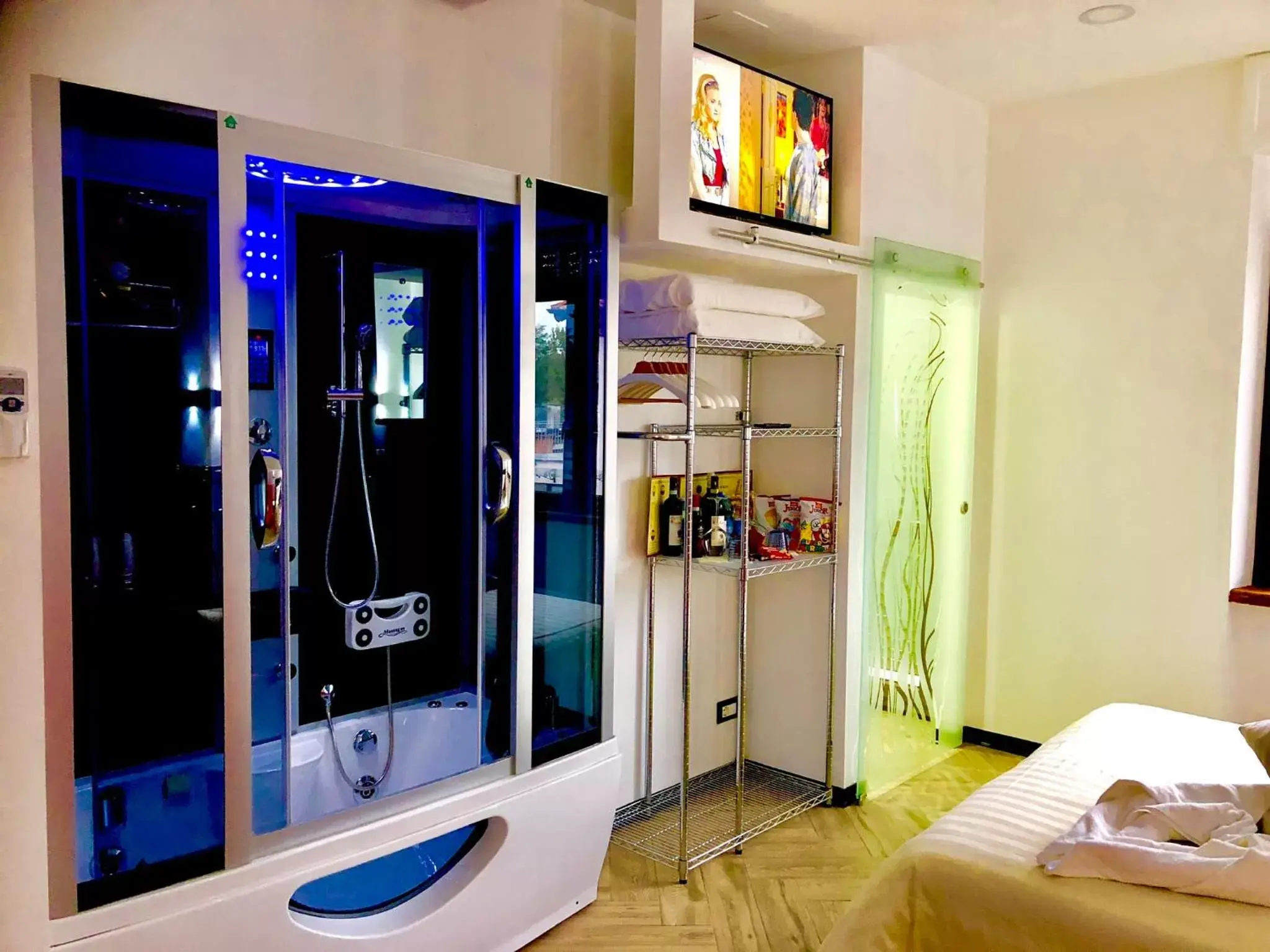 King Suite with Spa Bath in WELLNESS ART & WINE CAREN King Suite with Spa Bath in WELLNESS ART & WINE CAREN