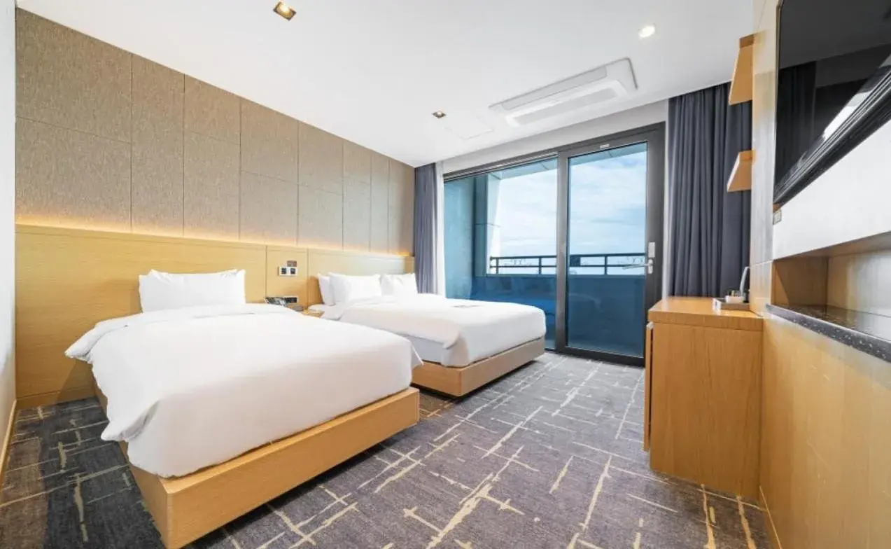 Deluxe Twin Room with Lake View in Sea Cruise Hotel Deluxe Twin Room with Lake View in Sea Cruise Hotel