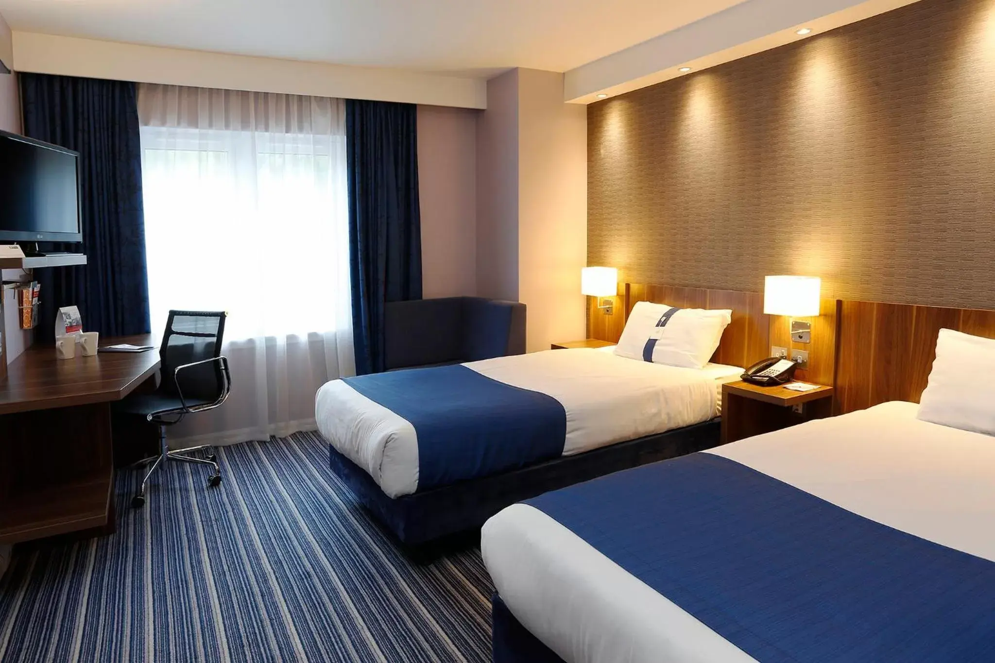 Twin Room with Roll-in Shower - Disability Access (2 Adults) in Holiday Inn Express Windsor, an IHG Hotel Twin Room with Roll-in Shower - Disability Access (2 Adults) in Holiday Inn Express Windsor, an IHG Hotel
