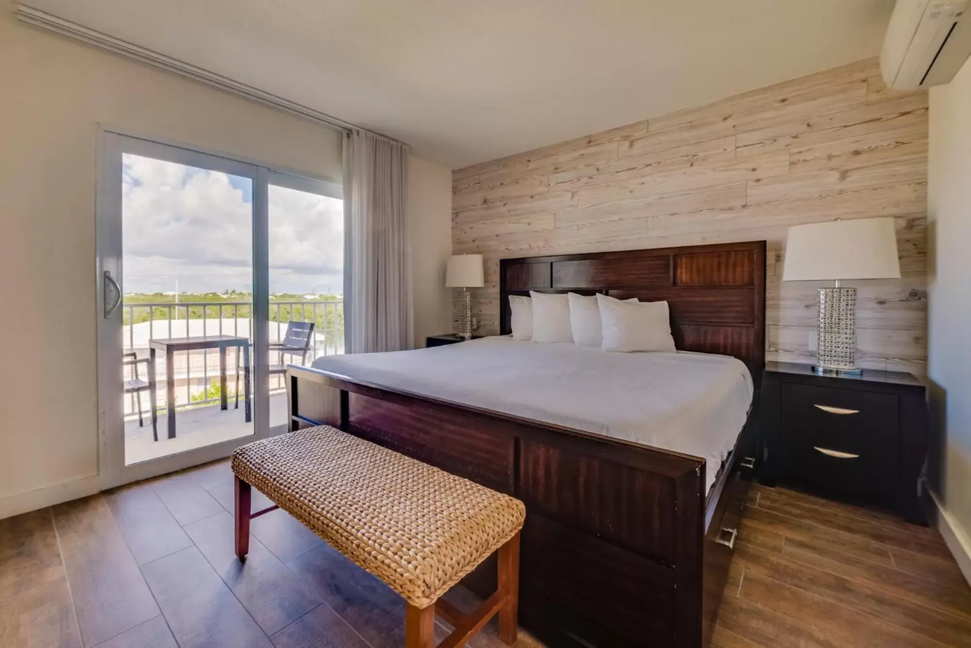 Bay View One Bedroom King Suite with Balcony in Skipjack Resort & Marina Bay View One Bedroom King Suite with Balcony in Skipjack Resort & Marina