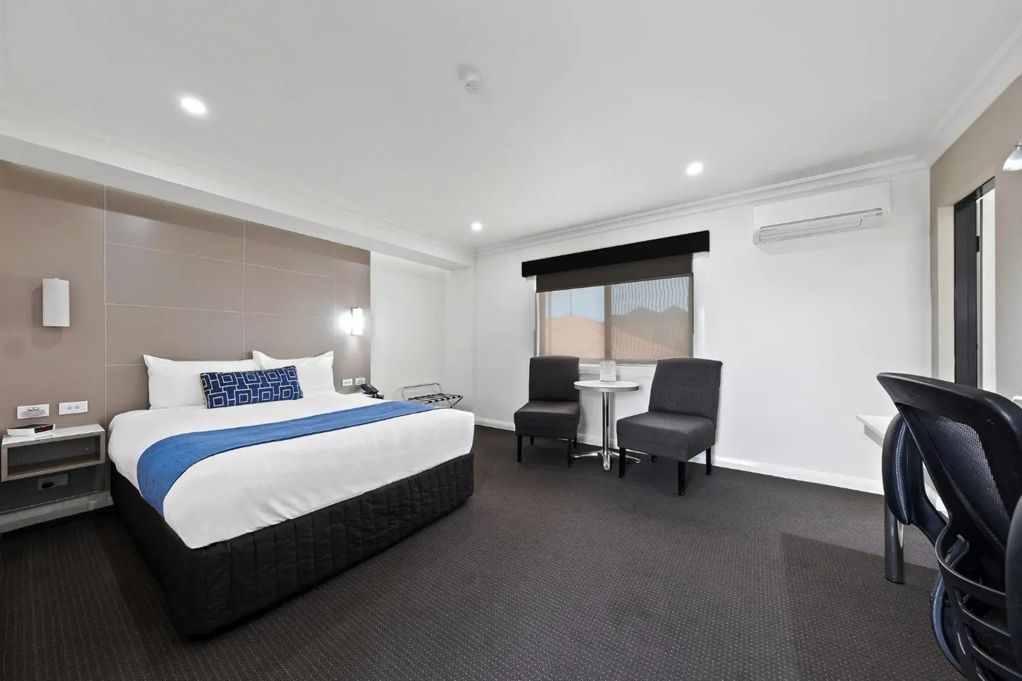 Deluxe Queen Room in Bluegum Dubbo Deluxe Queen Room in Bluegum Dubbo